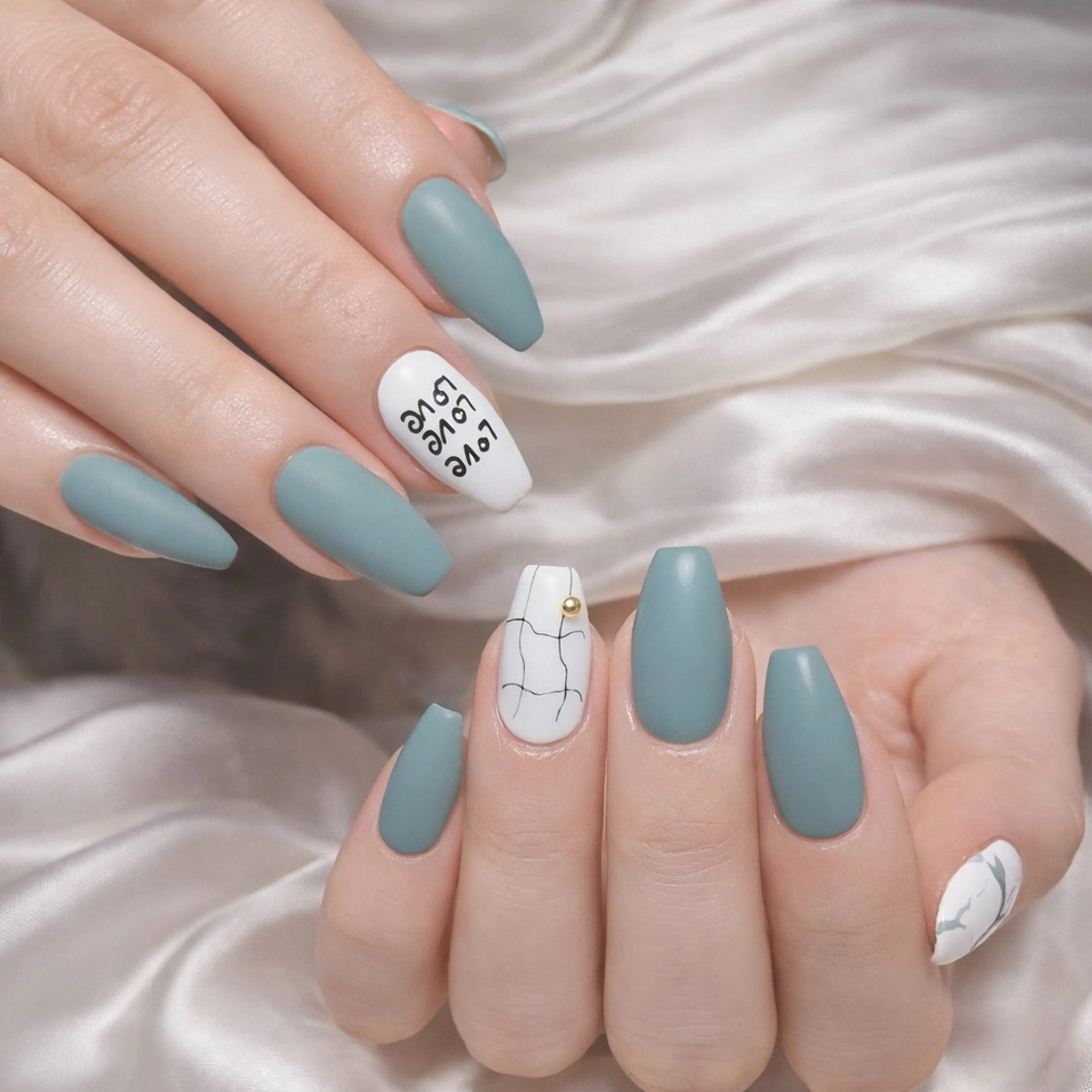 ネイル チークネイル ジェルネイル グラデーション マグネットネイル ニュアンスネイル ハンドネイル Di'a nail ネイルサロンのネイルデザイン