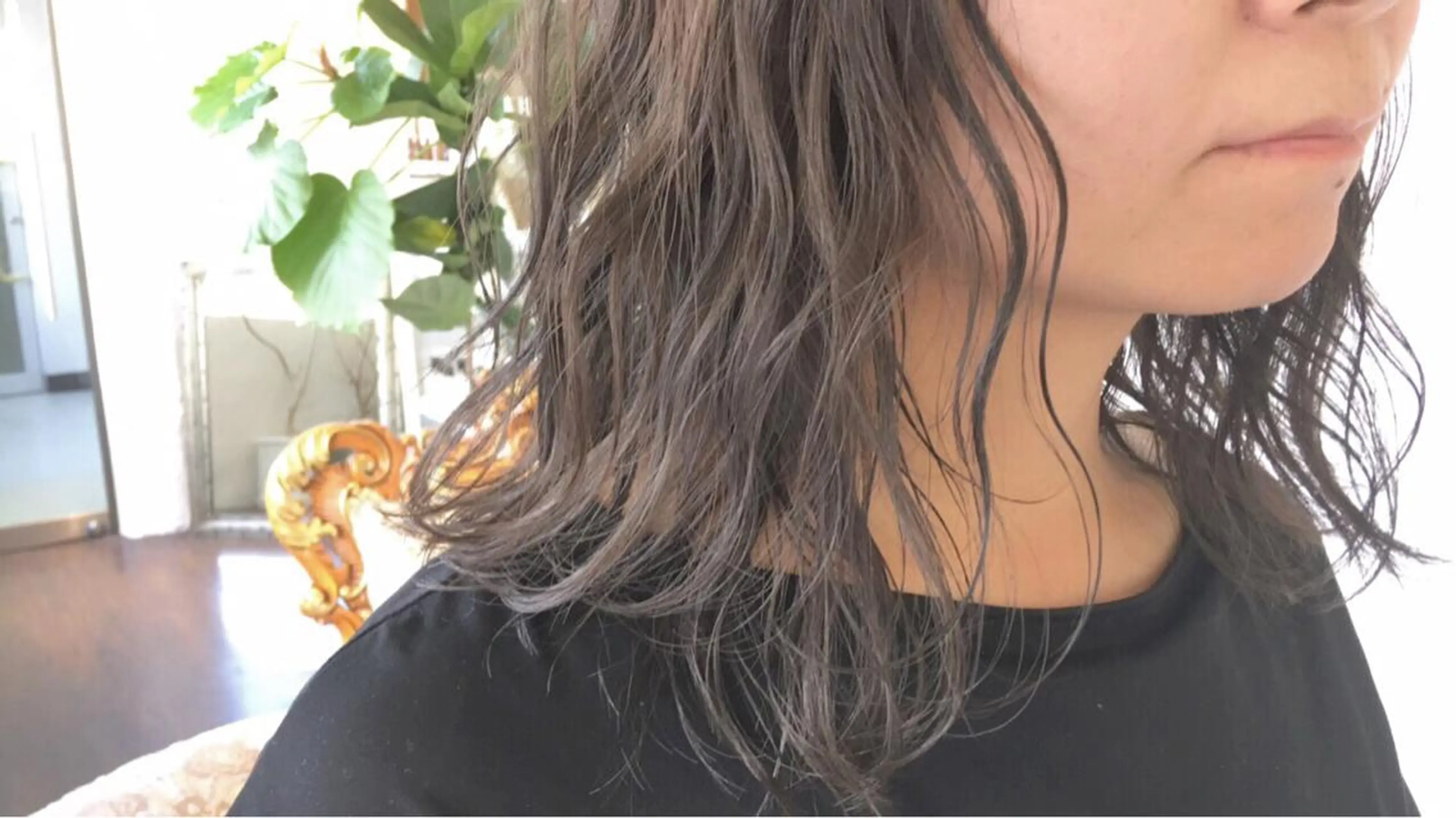 ミディアム カラー パーマ ヘアアレンジ アッシュ ベージュカラー ブリーチ ブリーチなしカラー エグチ アキラのヘアスタイル