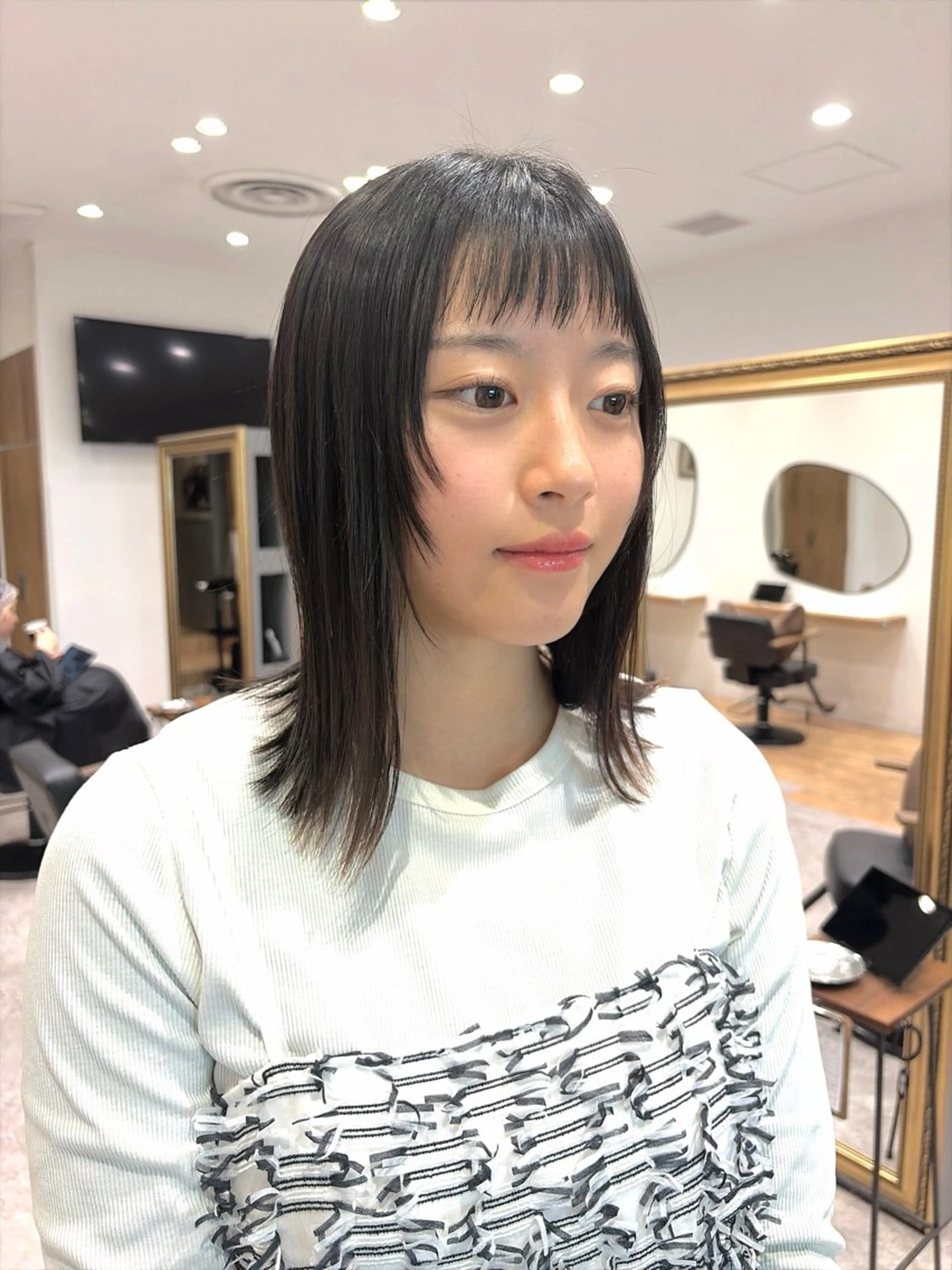 ミディアム 顔まわりレイヤー レイヤーカット オン眉 小顔カット カット ヘアカラー 🕊髪質改善 ストレート🕊まいのヘアスタイル