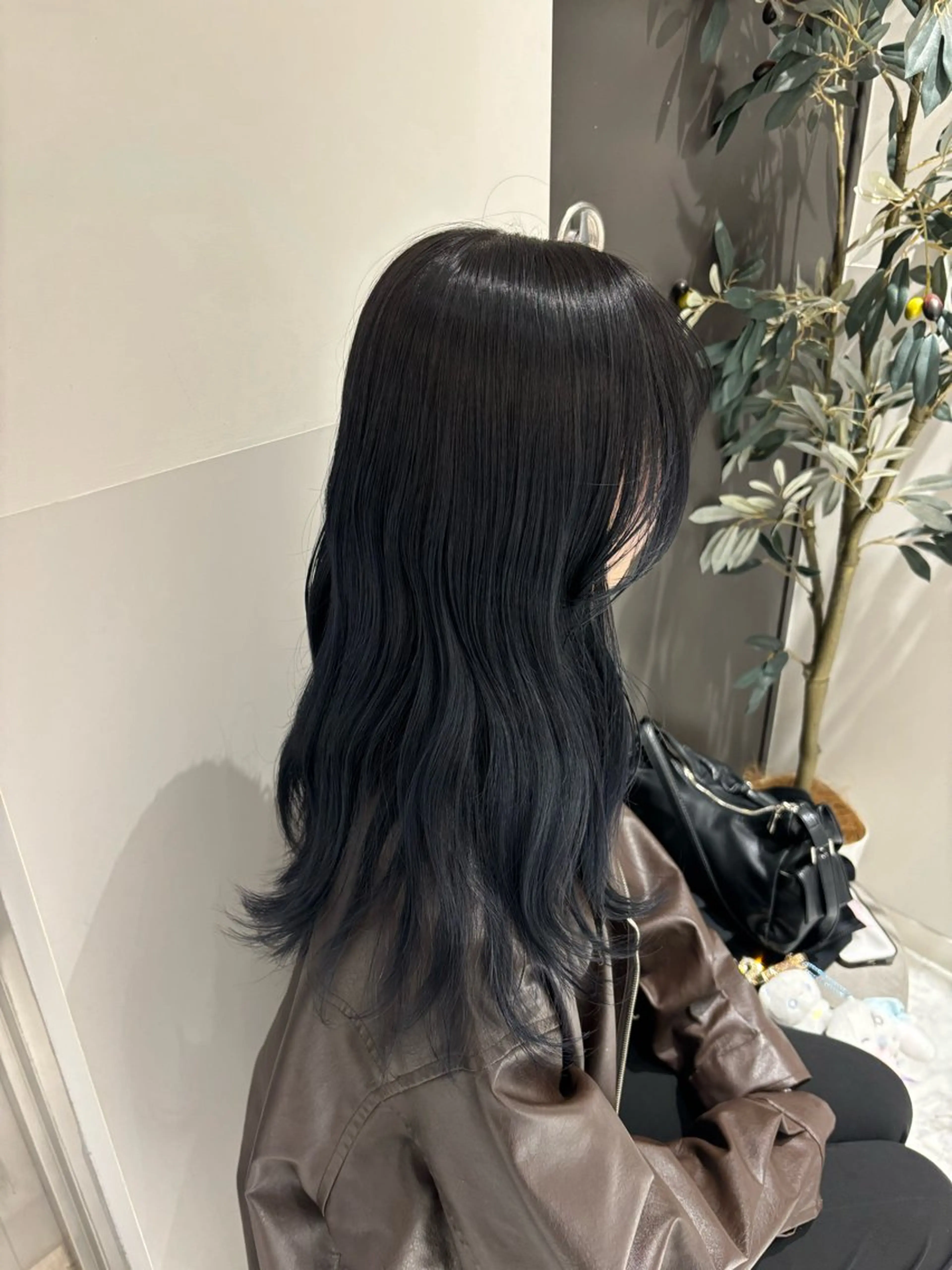 セミロング カラー ブリーチ ブルーカラー グラデーションカラー ネイビーカラー aoi ♡グレージュ ・ベージュカラーのヘアスタイル