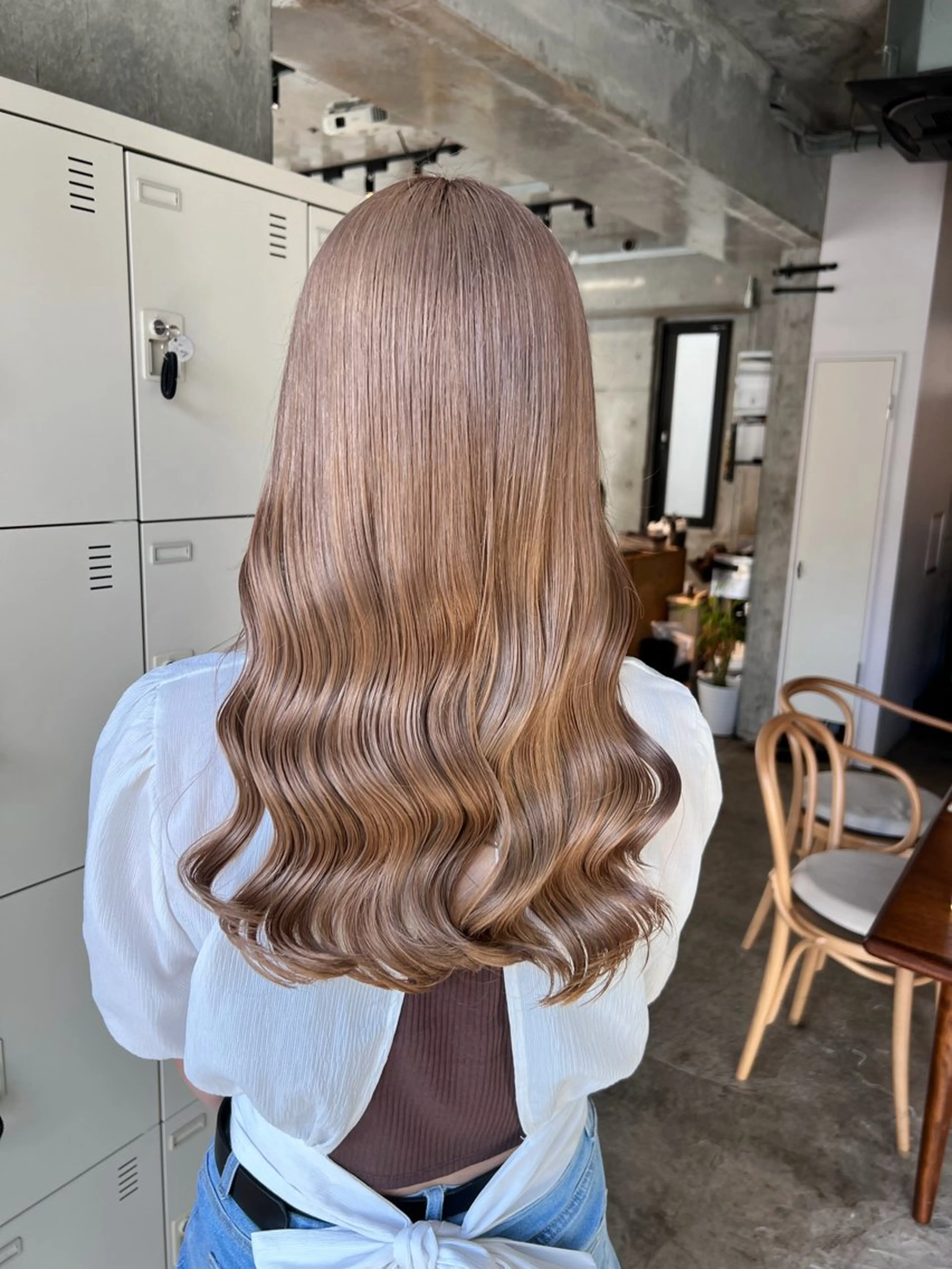 ロング カラー ベージュカラー ブリーチ ミルクティーベージュ レイヤー/グレージュ 渋谷表参道/小森波琉のヘアスタイル