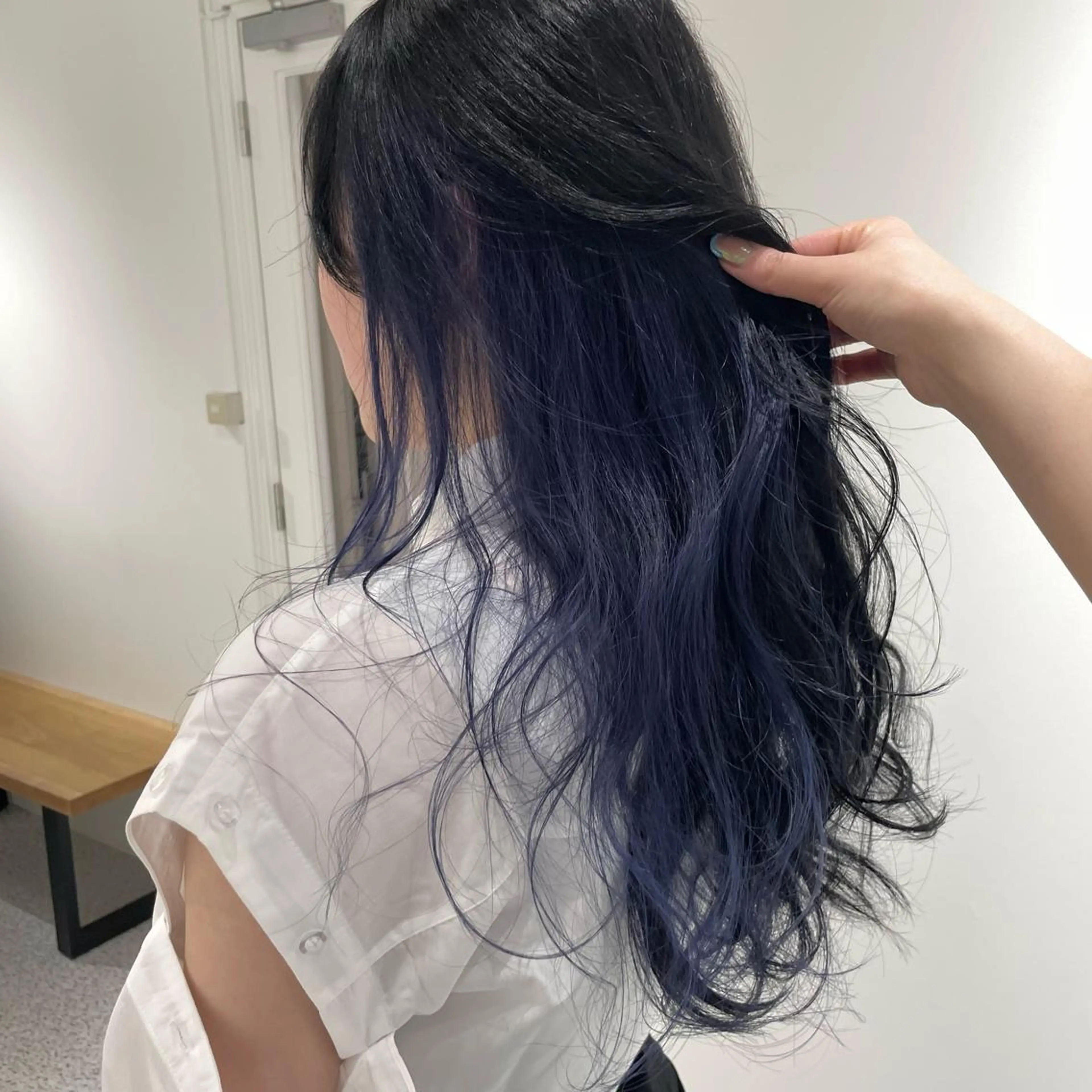 ロング カラー ブルーカラー インナーカラー ネイビーカラー ブリーチ/ハイトーン 艶カラー/ユリナのヘアスタイル