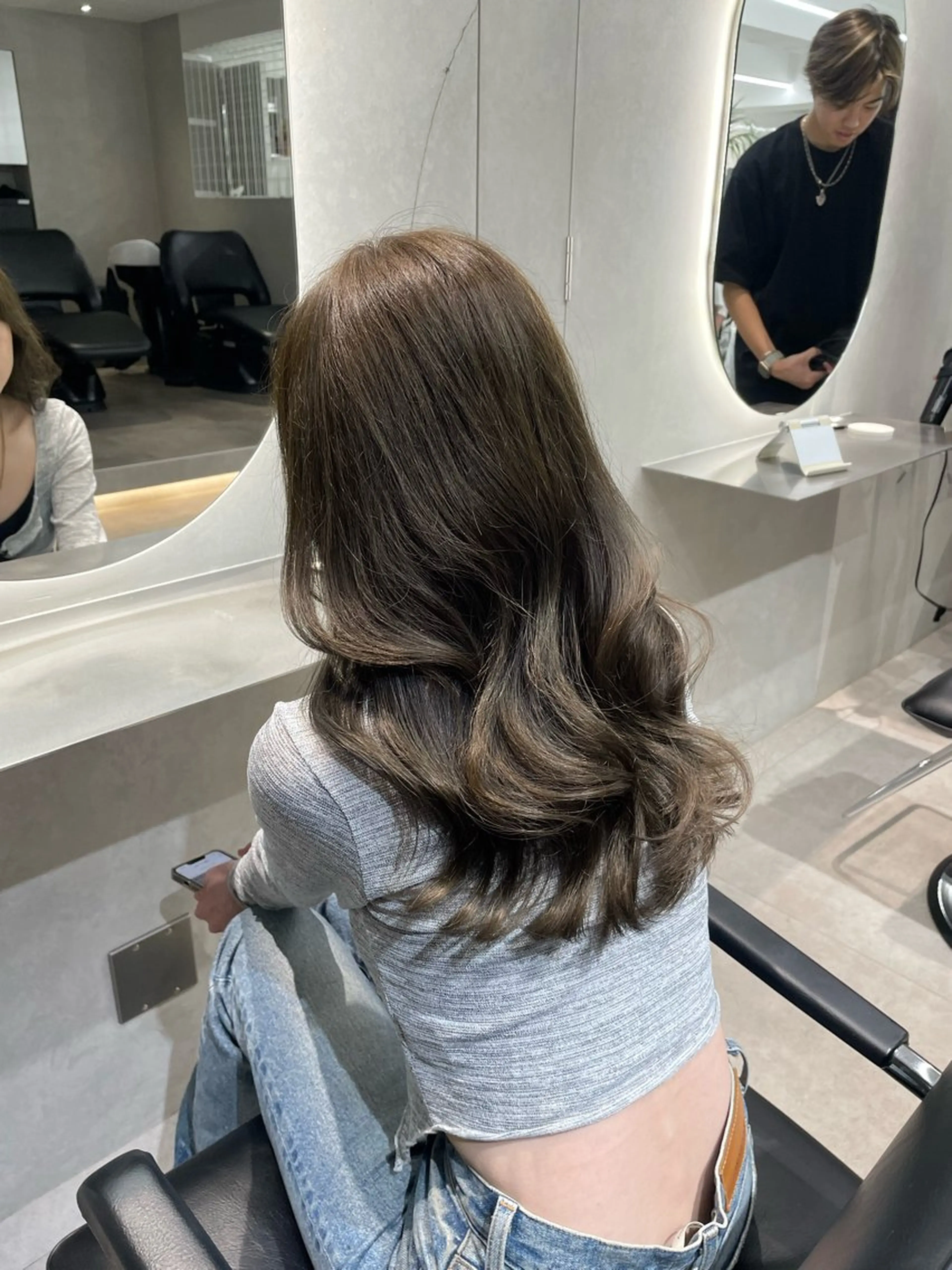 ロング ヘアカラー ミルクティーベージュ オリーブグレージュのヘアスタイル