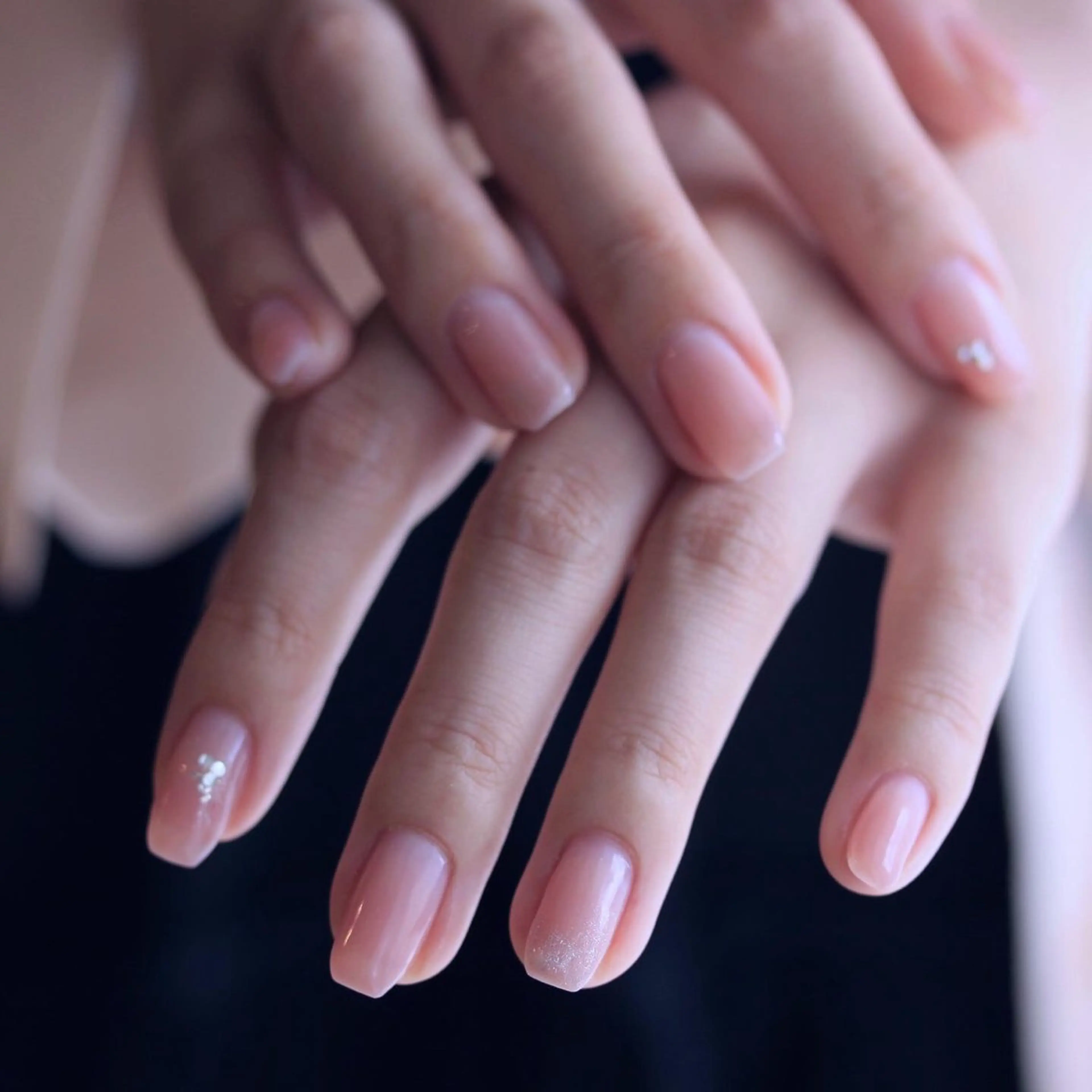 ネイル 氷ネイル・うるうるネイル マグネットネイル ニュアンスネイル オフィスネイル ピンク ハンドネイル Elio 国泰寺のネイルデザイン