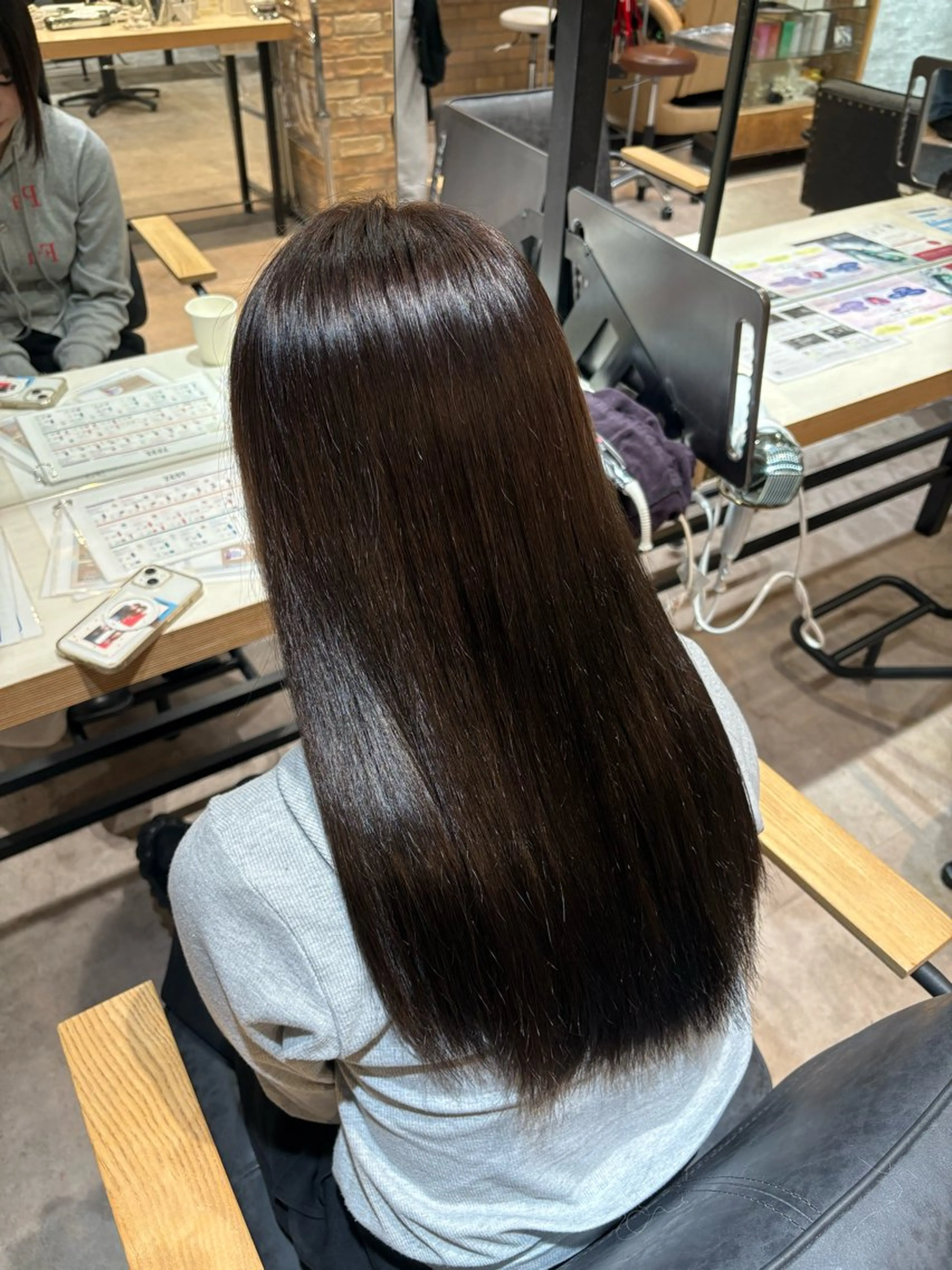 セミロング フェザー/シャドウ/ メッシュパーマのヘアスタイル