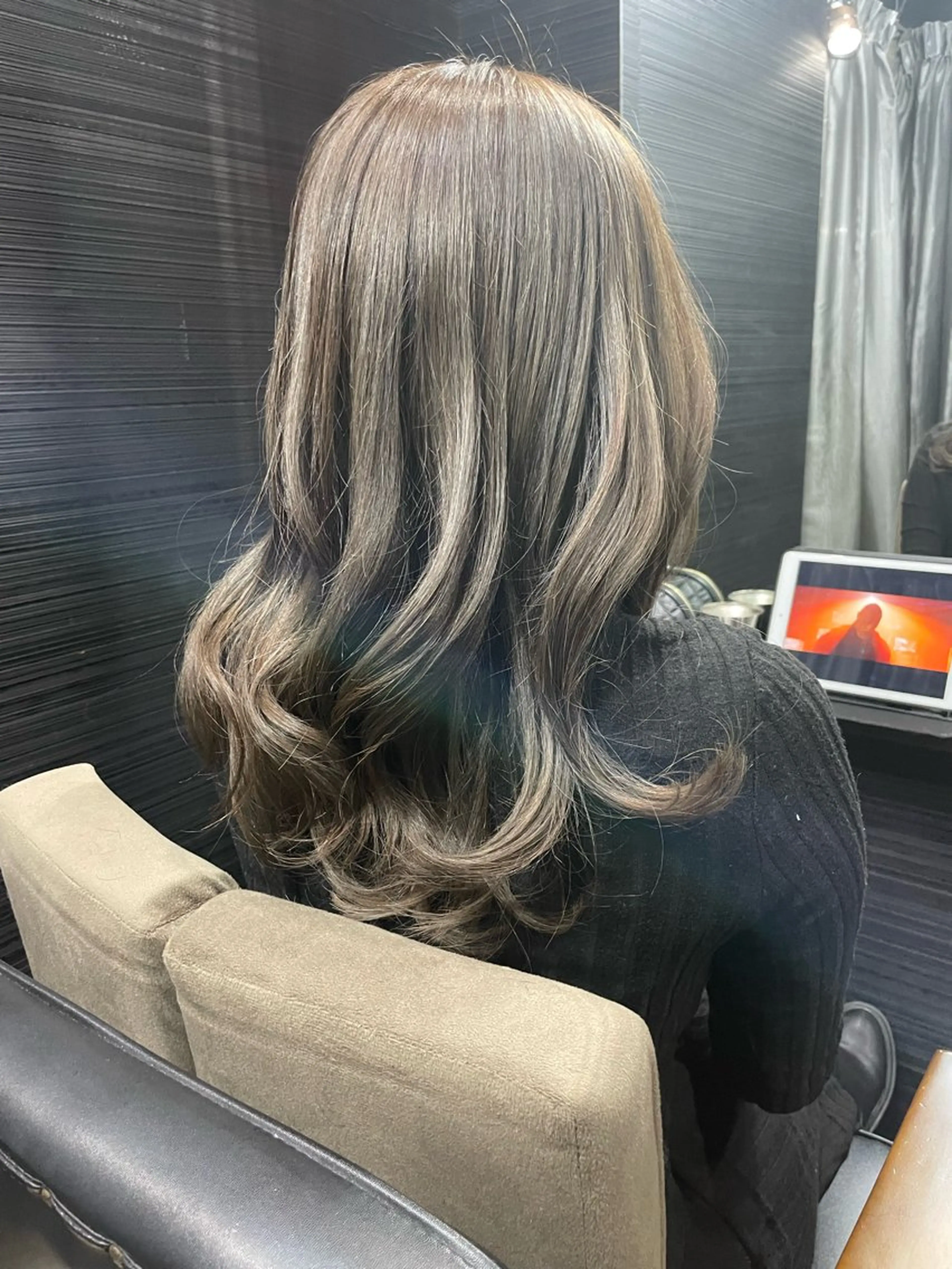 ロング カラー ハイライトカラー シルバー ハイライト カット ヘアカラー 山本 雅由のヘアスタイル