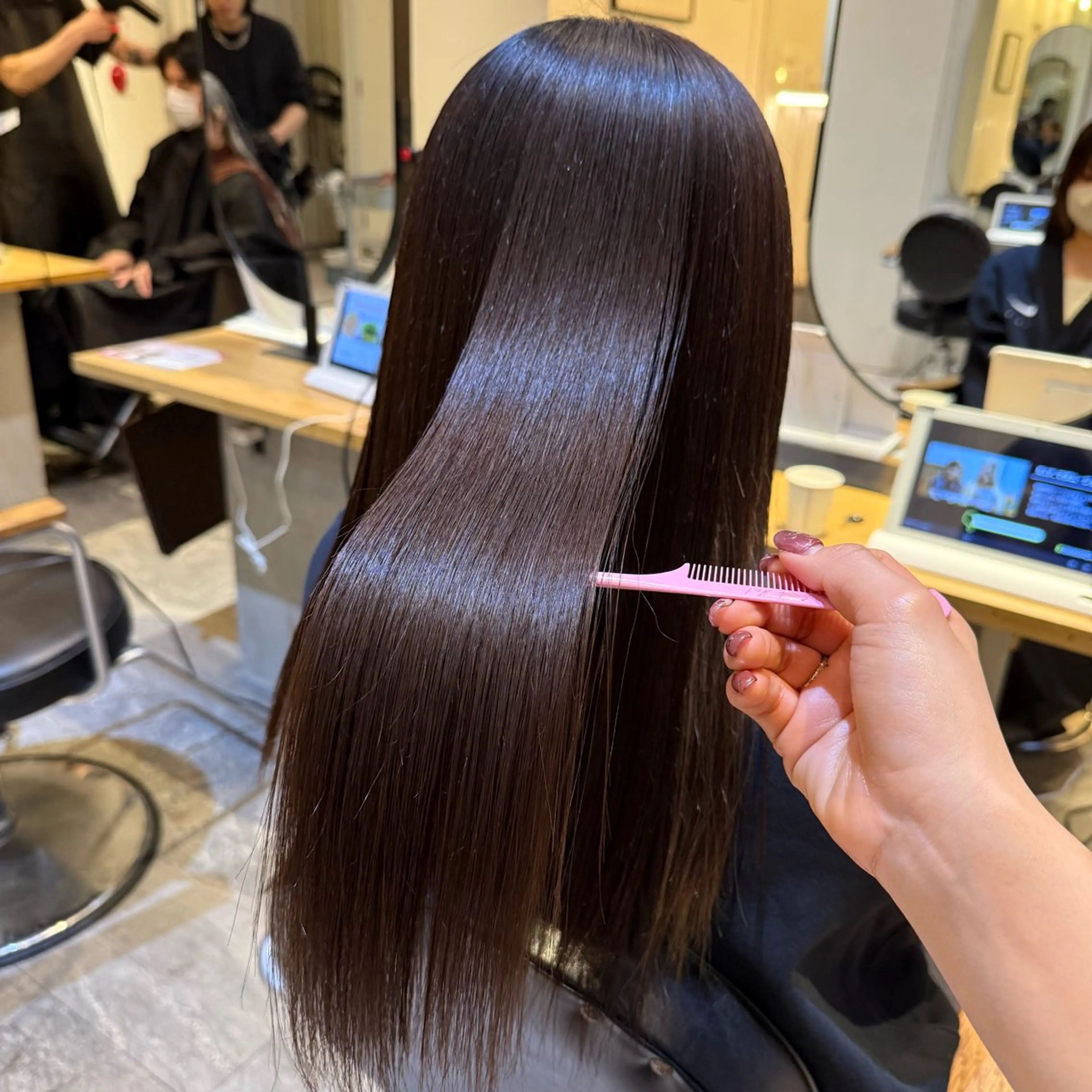 ロング 縮毛矯正 💘韓国レイヤー上 品カラーruru💘のヘアスタイル