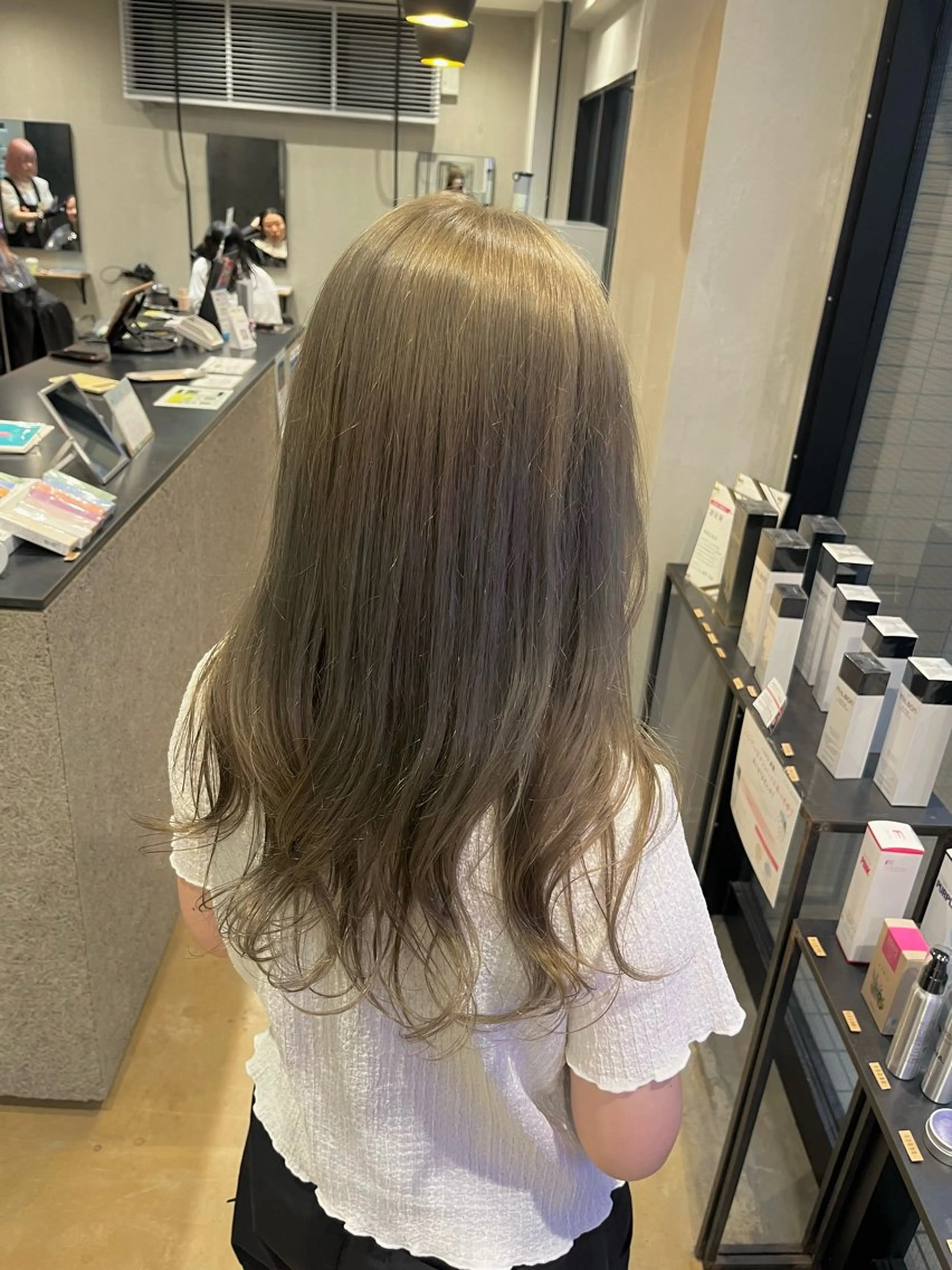 ロング カラー ヘアアレンジ グレージュ ミルクティーグレージュ みわ/博多 ブリーチ/メンズヘアのヘアスタイル
