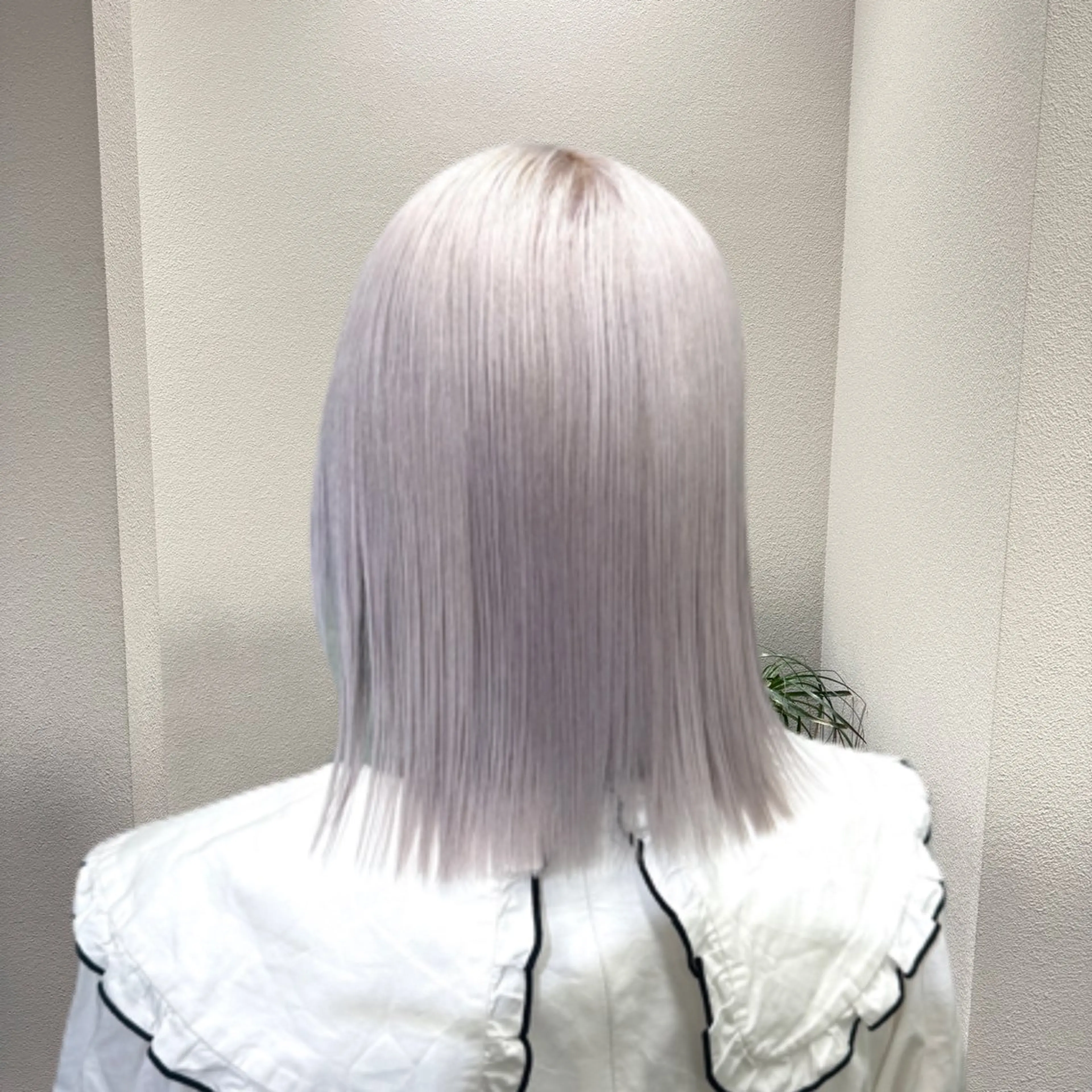 ミディアム カラー ブリーチ ケアブリーチ ハイトーンカラー シルバー ホワイトシルバー ヘアカラー ヘアセット ✨ブリーチ支持No1 複雑履歴修正/舘岡のヘアスタイル