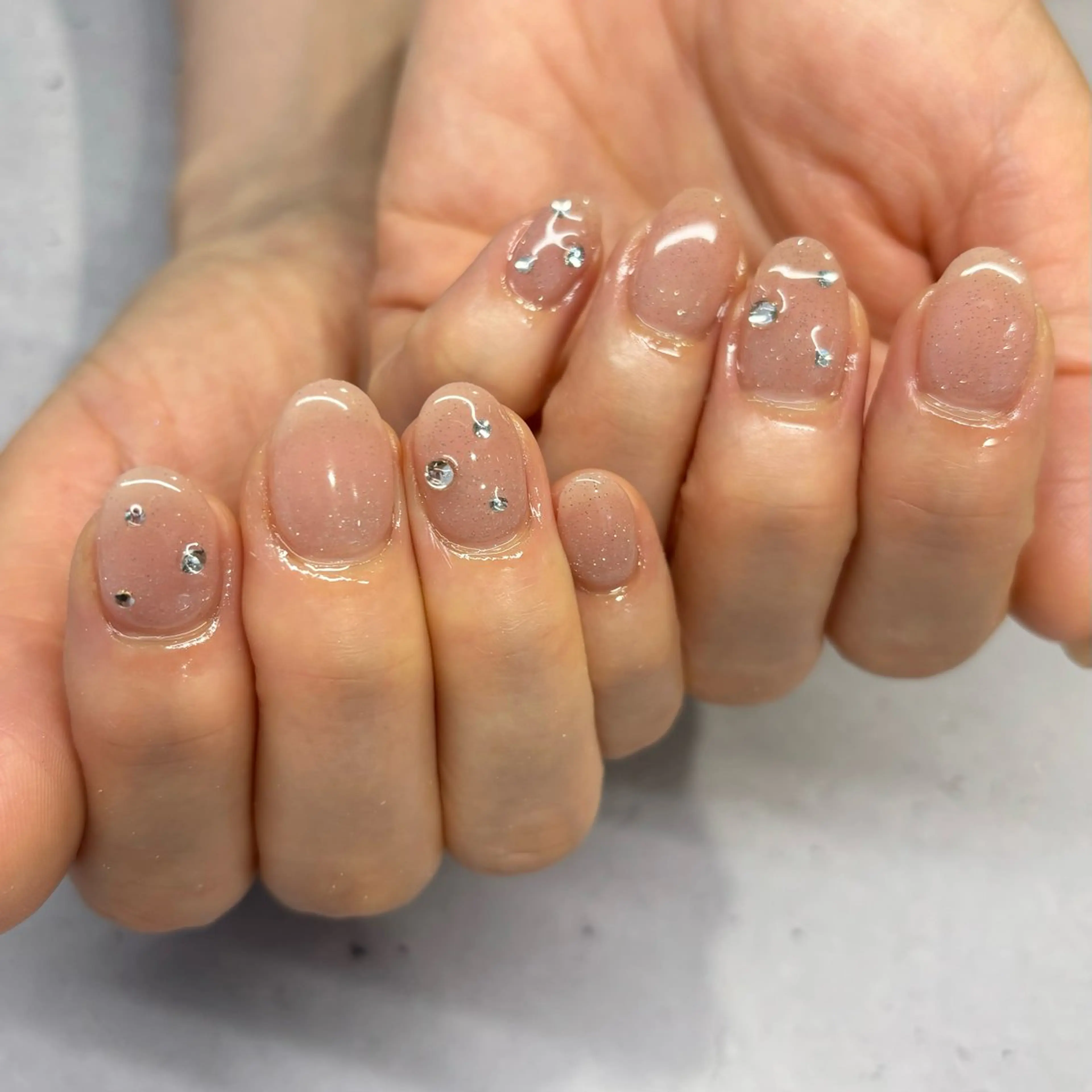 ネイル フラッシュネイル ワンカラーネイル ピンク ピンクベージュ ストーンネイル ハンドネイル 荒巻 めいのネイルデザイン