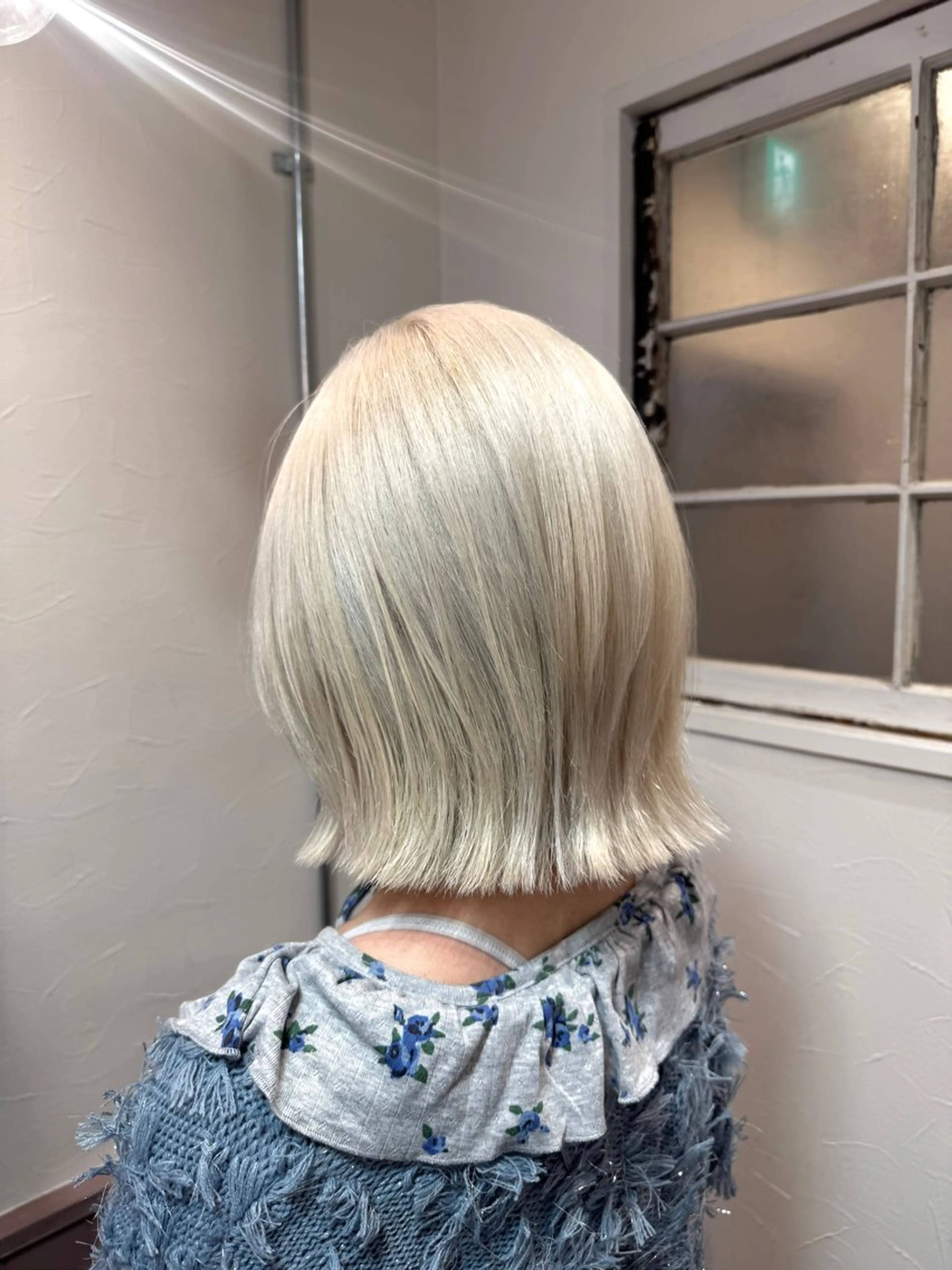 ミディアム カラー ブリーチ ブロンド ホワイトブロンド カット ヘアカラー 矢場町/ダブルカラー /レイヤー/アリサのヘアスタイル