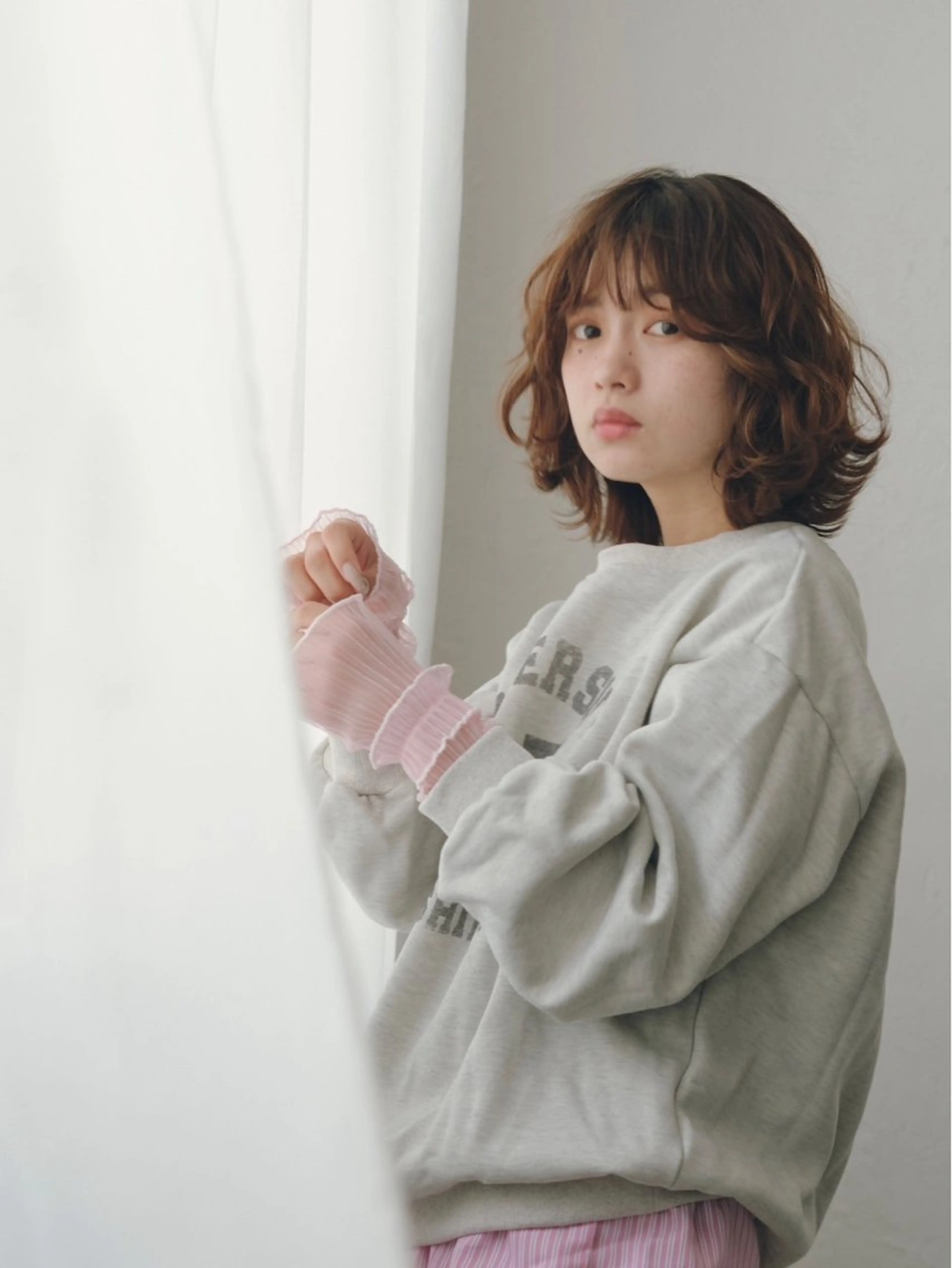 ミディアム カラー パーマ ENIF ツキのヘアスタイル