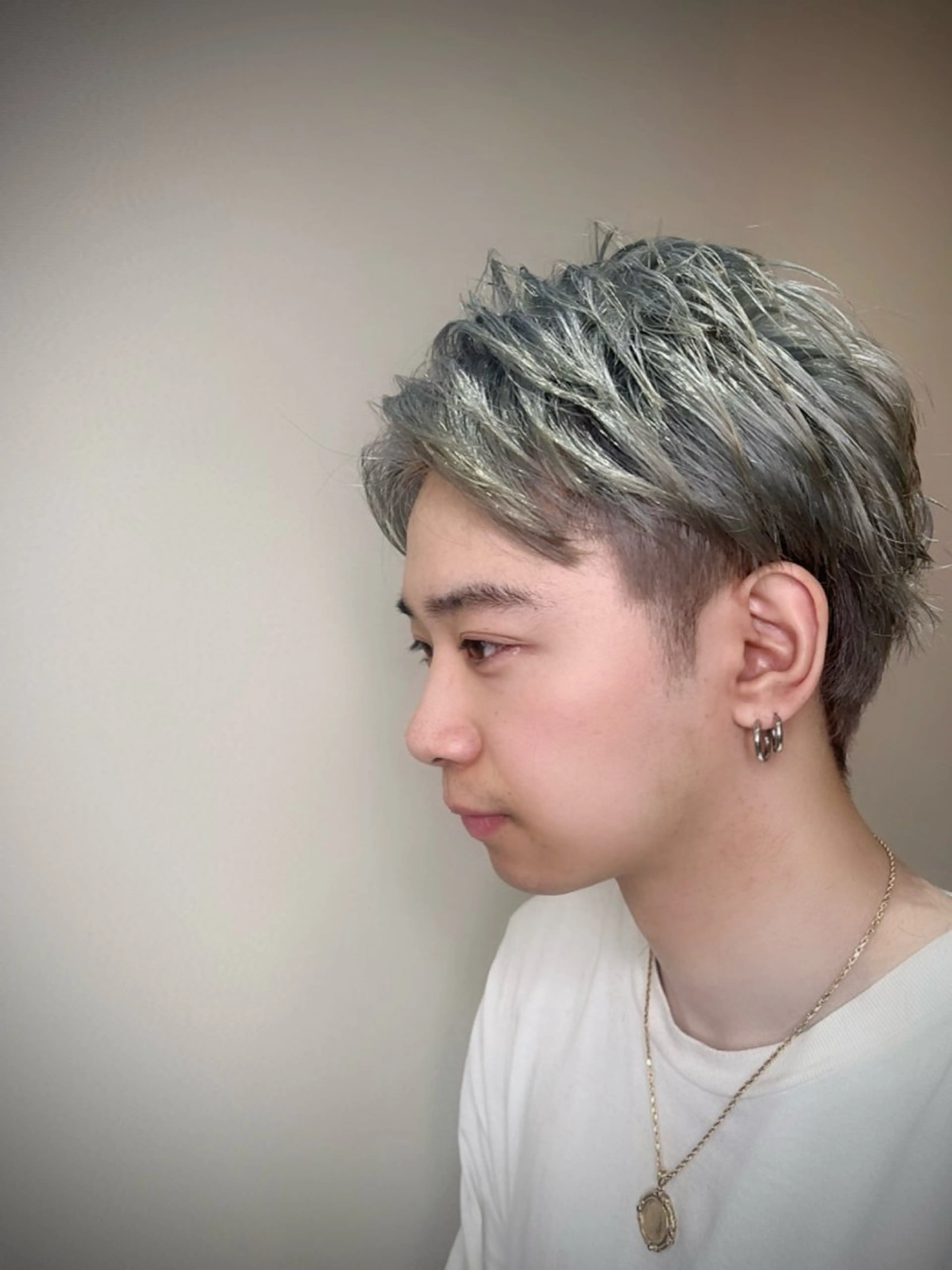 ショート カラー メンズ マッシュ シルバー ホワイトシルバー レイヤーカット ショートヘア Monan渋谷 YUUKIのヘアスタイル