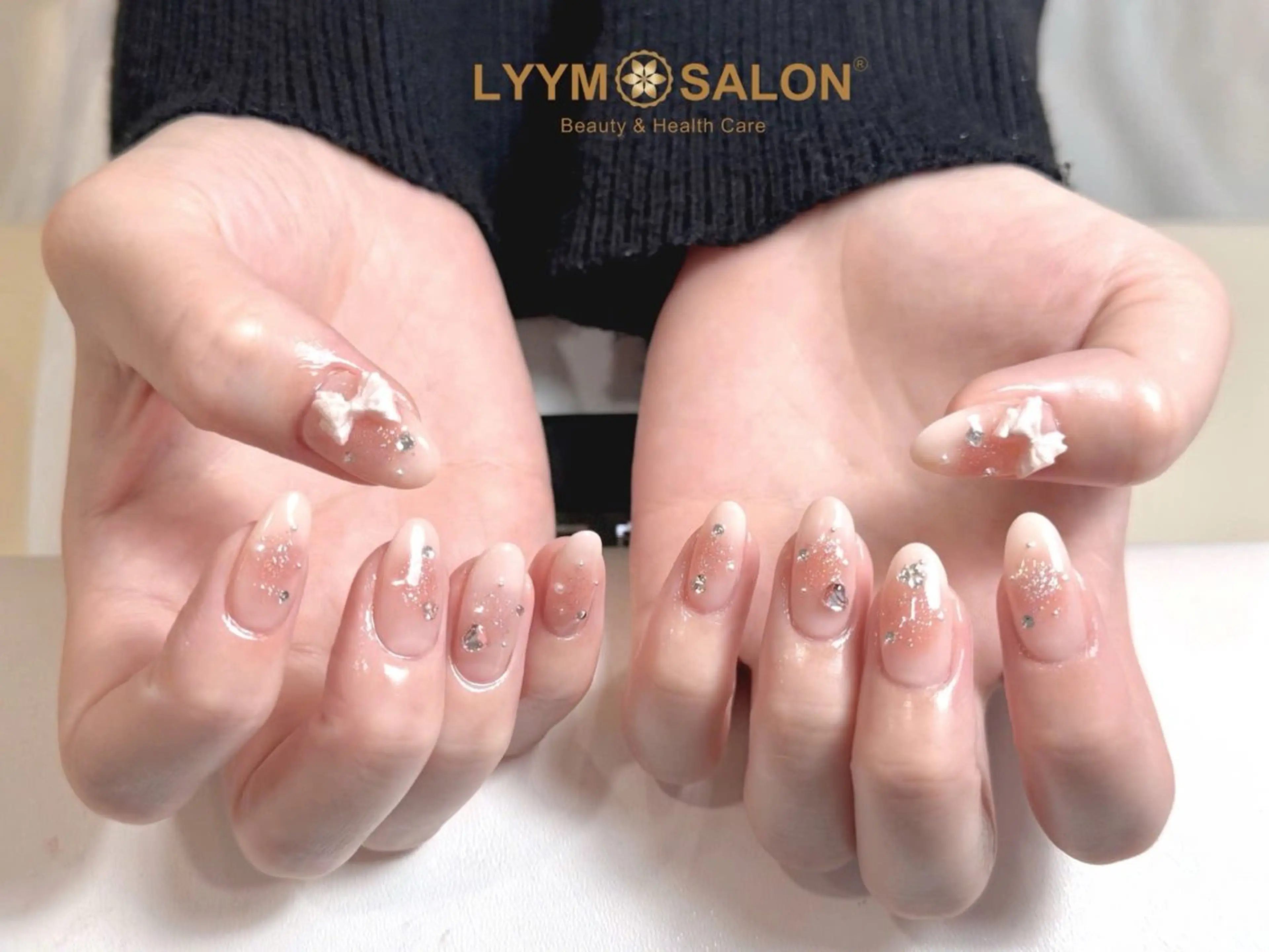 ネイル フラワーネイル ラメ(グリッター) ピンク ピンクベージュ シンプルネイル ハンドネイル LYYM Salonのネイルデザイン