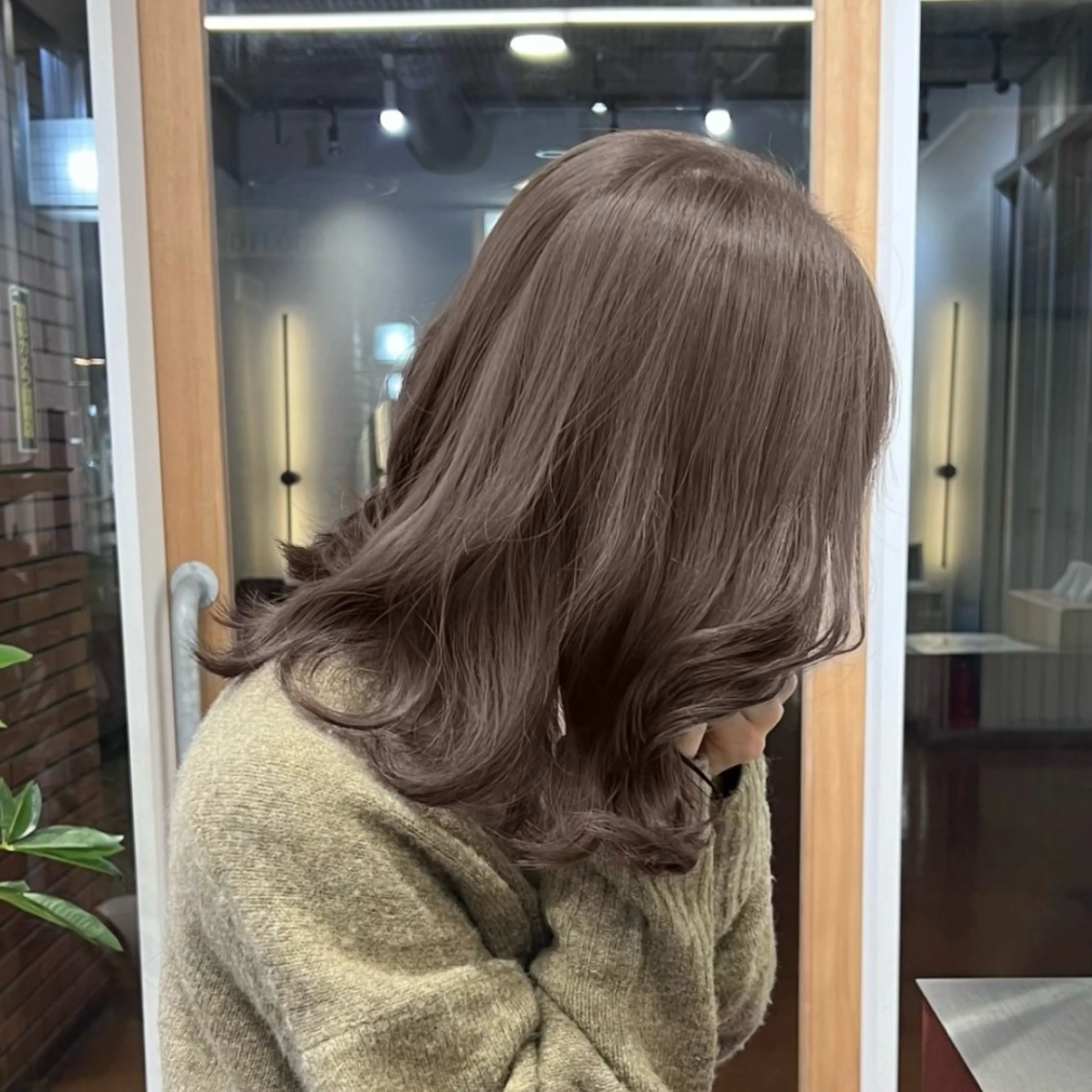 ロング カラー パーマ アッシュ アッシュグレー アッシュグレージュ ベージュカラー 黒髪 カット ヘアカラー トリートメント akira｜ 透明感ベージュ｜梅田のヘアスタイル
