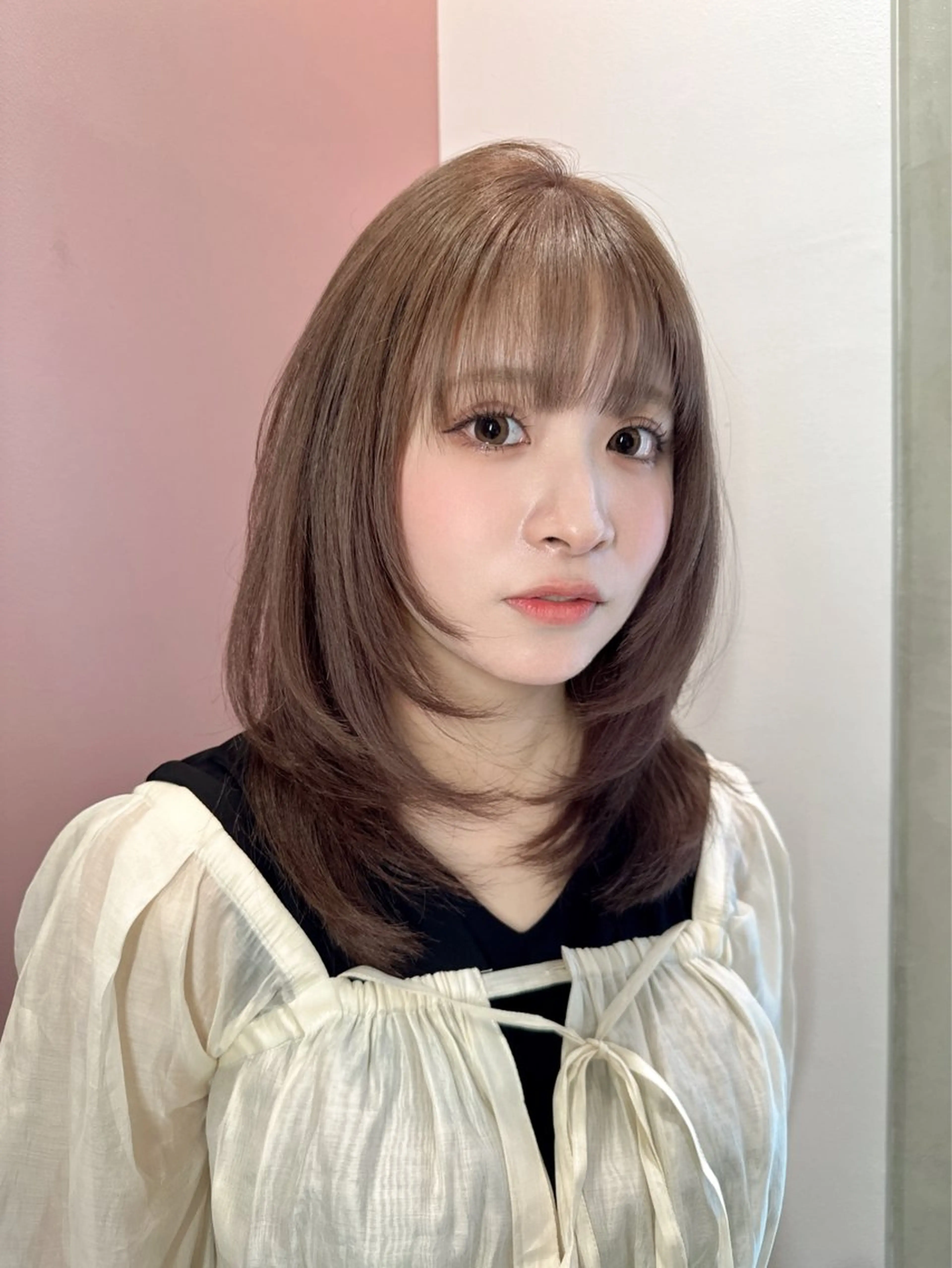ミディアム カット ヘアカラー トリートメント レイヤーカット 透明感カラーのヘアスタイル