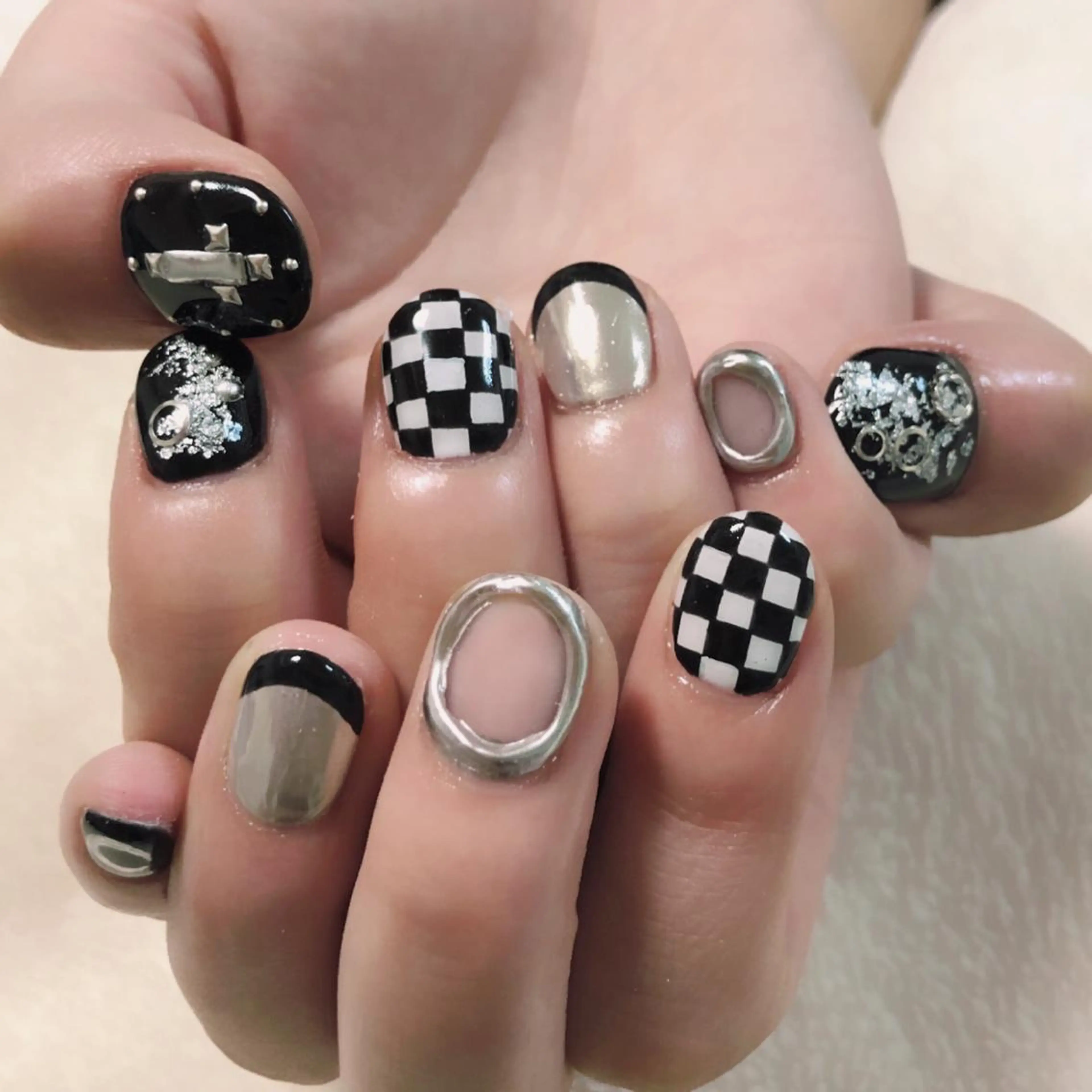 ネイル ミラーネイル シルバー ハンドネイル MAYME所属・MAYME TAMAKIのネイルデザイン