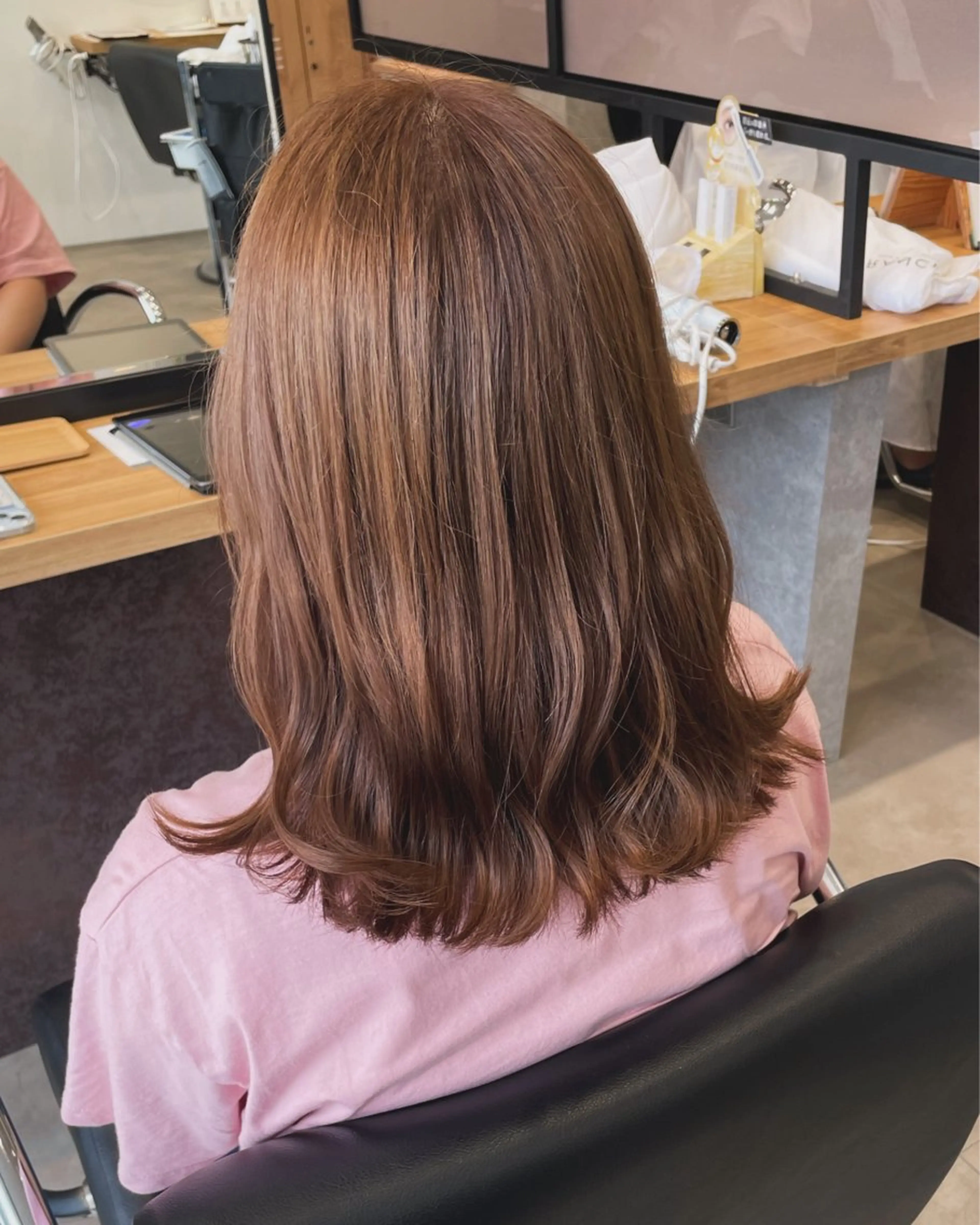 セミロング 佐藤 由依/透明感カラーのヘアスタイル