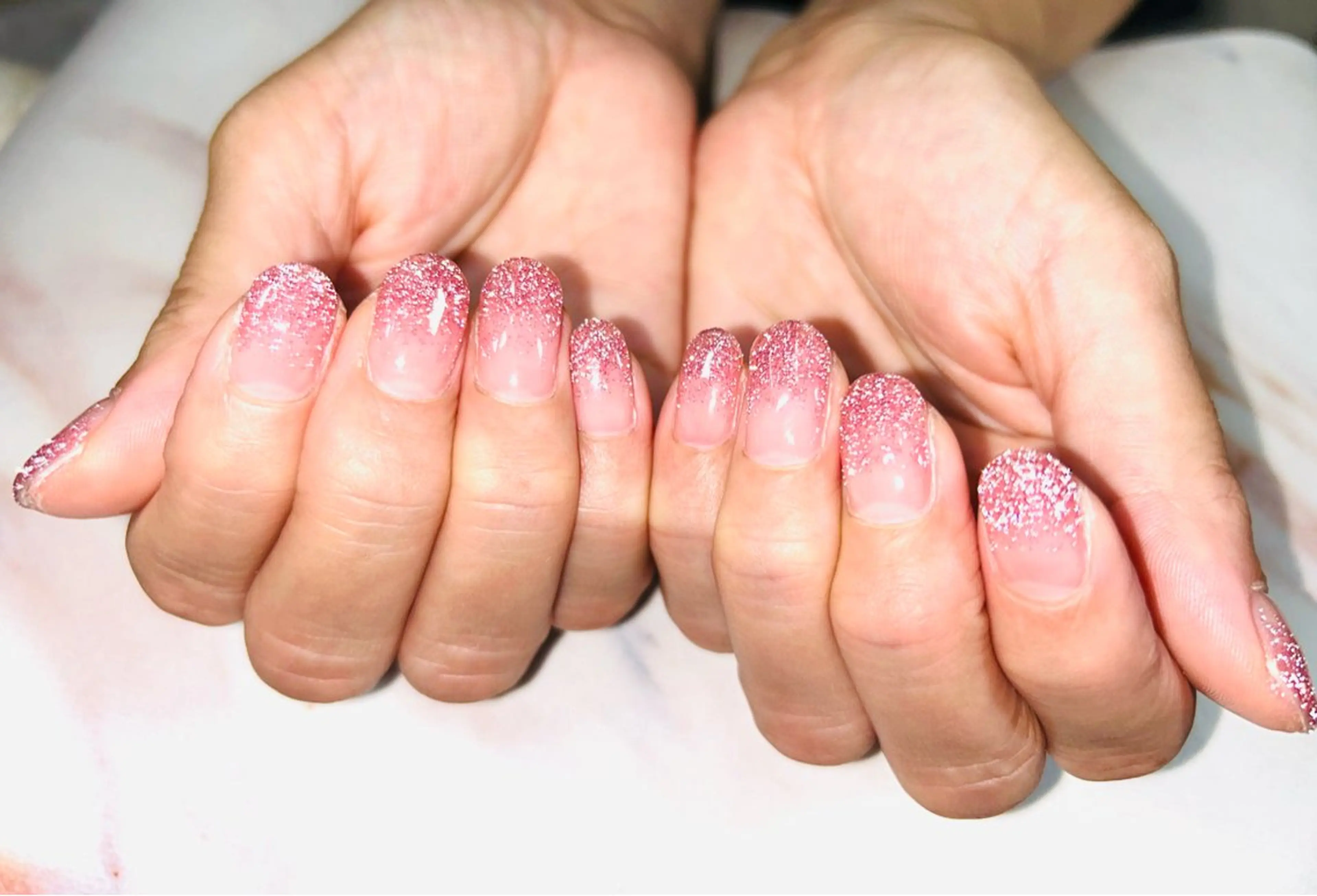 ネイル カジュアル フラッシュネイル フレンチネイル ラメ(グリッター) ラメグラデーション ハンドネイル Ｈ3（エイチスリー）所属・H3 hitoのネイルデザイン