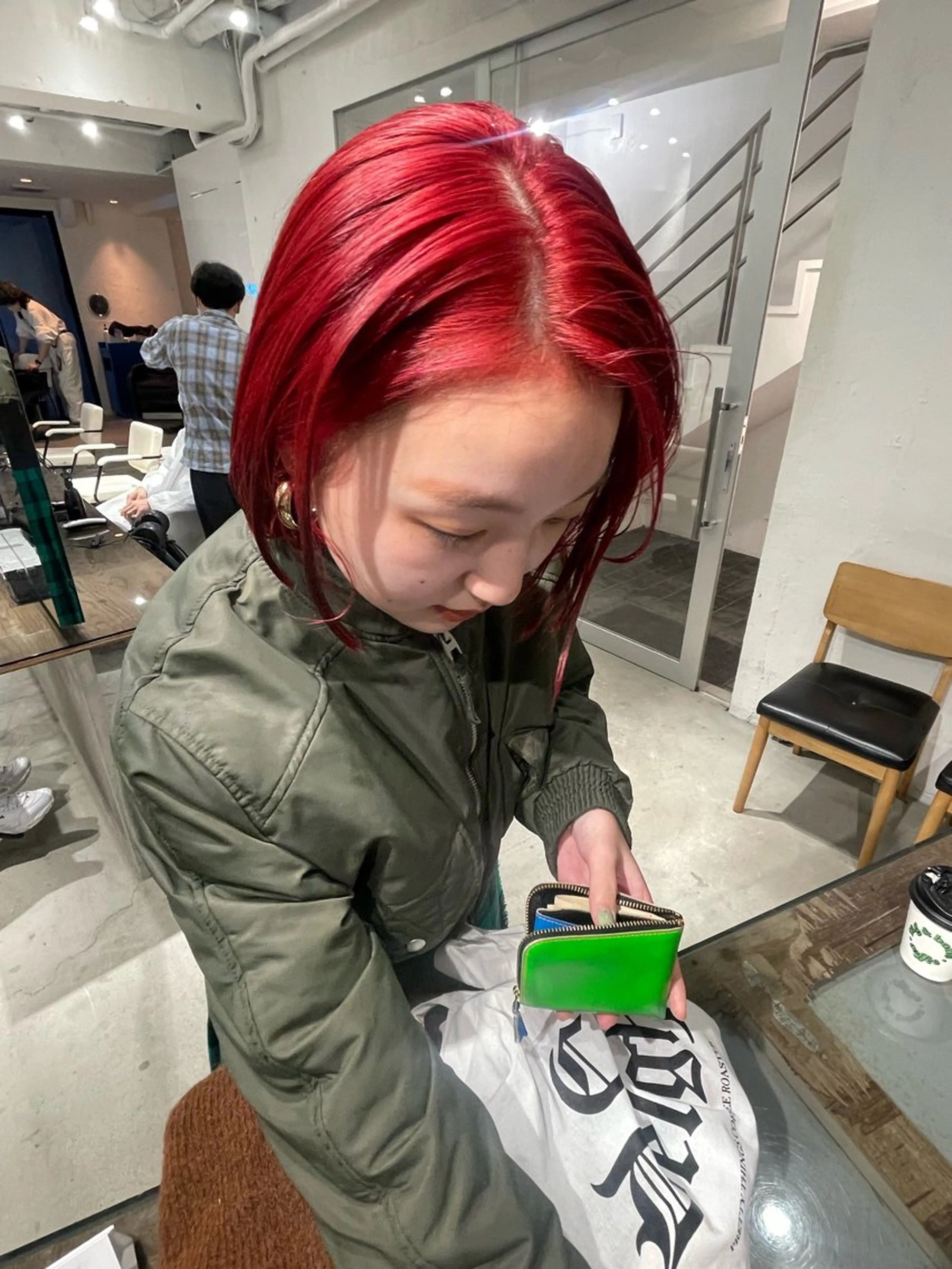 ミディアム カラー ブリーチ ダブルカラー レッドカラー ヘアセット スパイラルパーマ 🌐hina⭐️のヘアスタイル