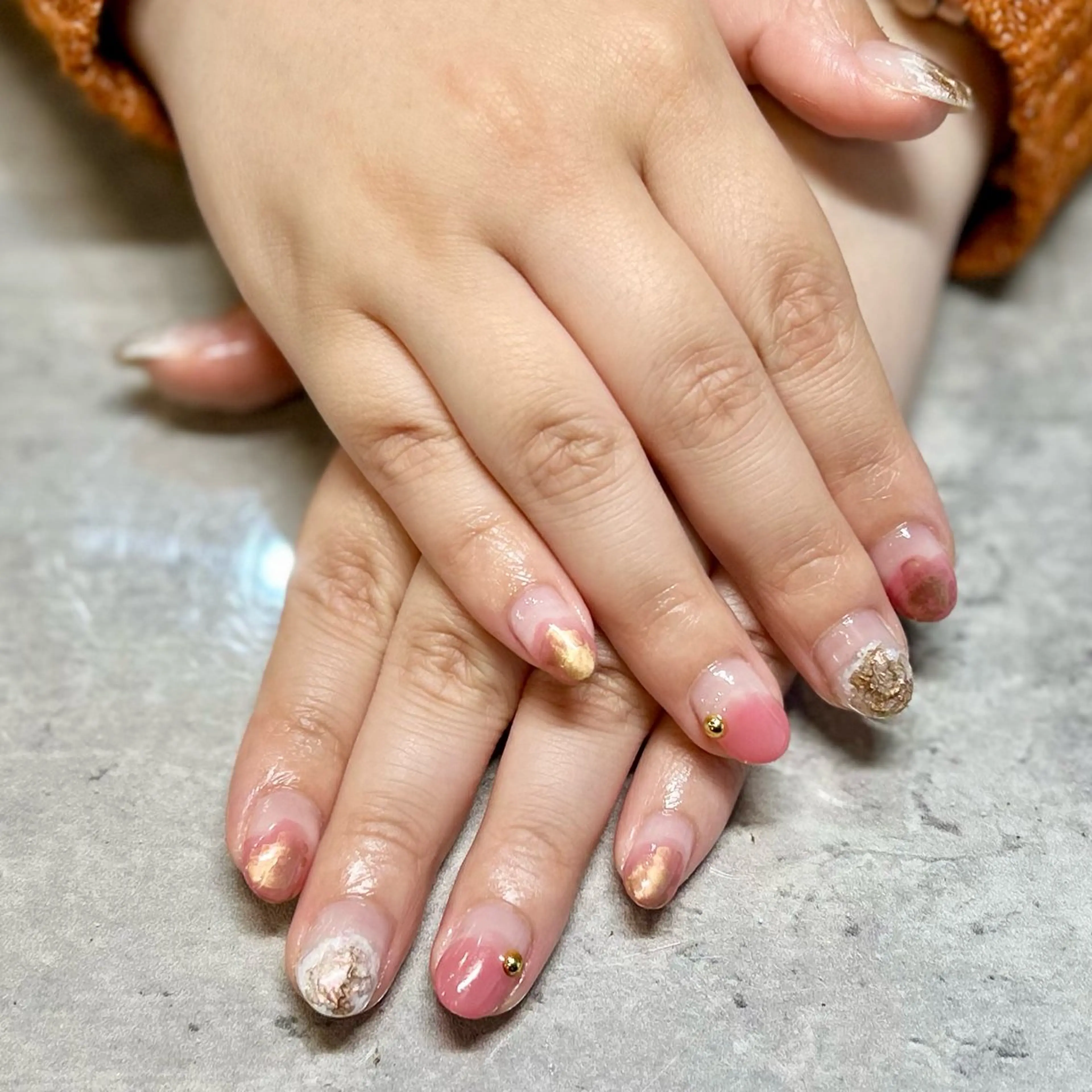 ネイル ブラウン ゴールド ニュアンスネイル ピンク 赤色 ハンドネイル 山下 比波のネイルデザイン
