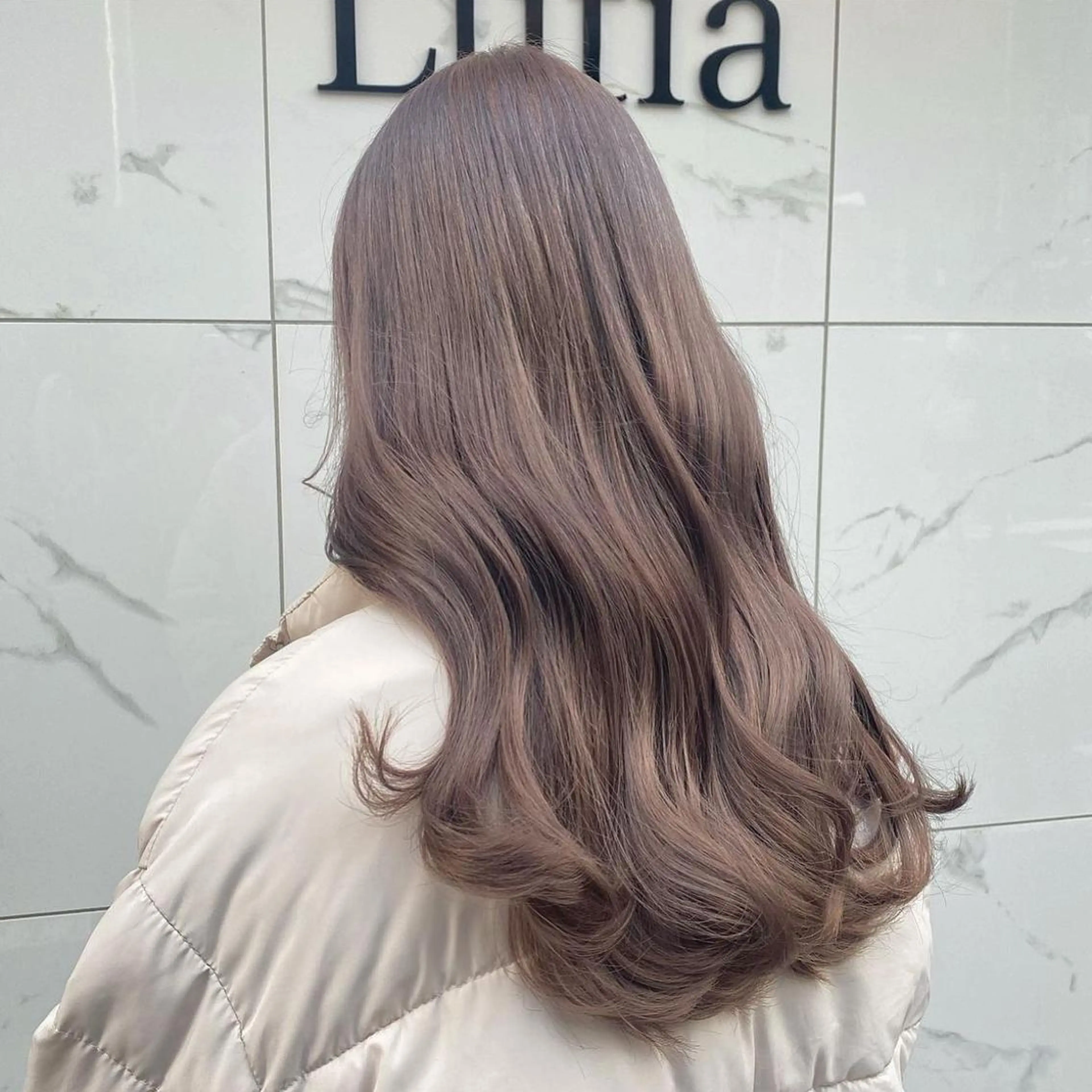 ロング カラー ヘアアレンジ ブリーチ 新宿⌇韓国風ヘア ⌇透明感カラーのヘアスタイル