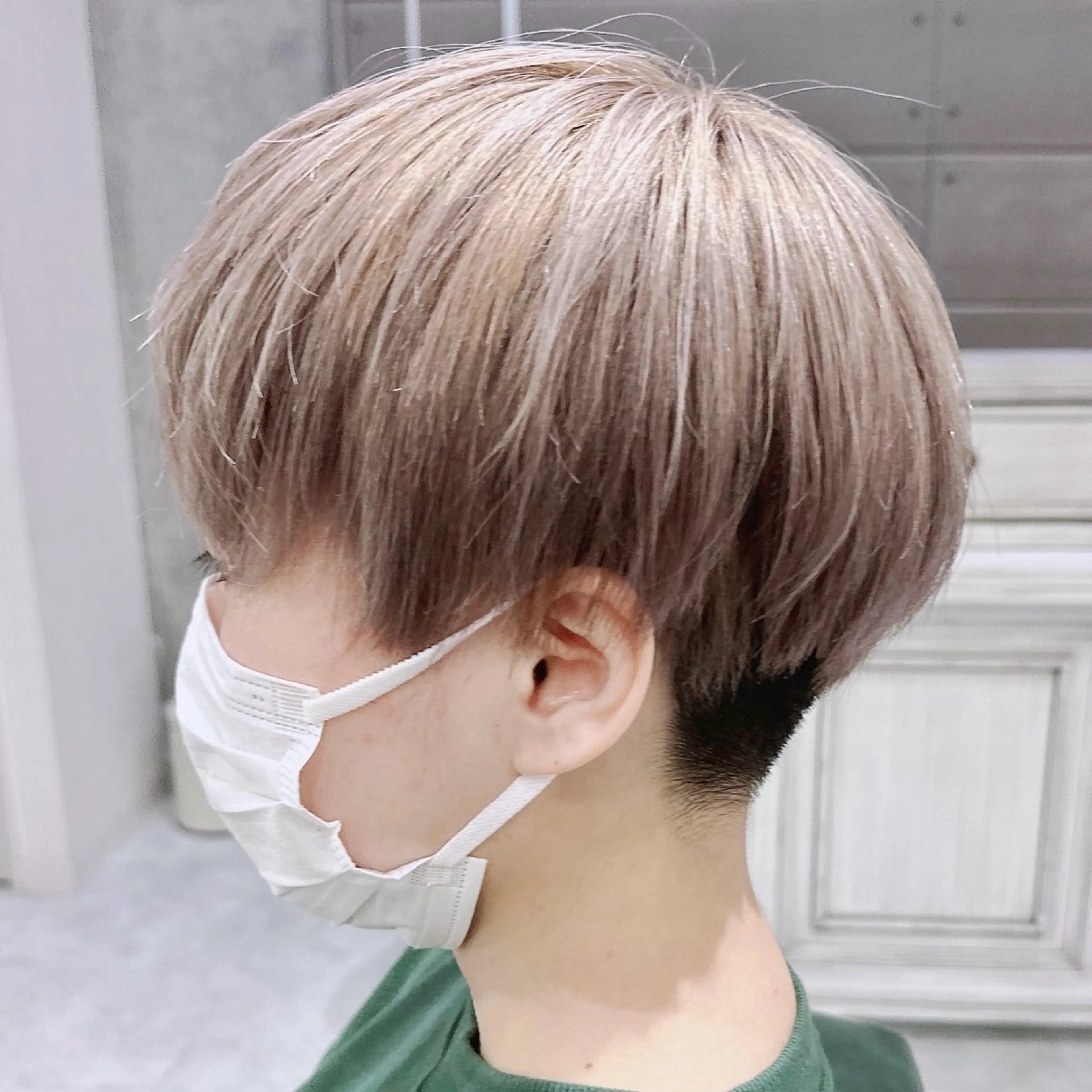 ショート カラー ベージュカラー ブリーチ デザインカラー ハイトーンカラー ミルクティーベージュ カット ヘアカラー トリートメント ヘアセット DAYS Men’sのヘアスタイル