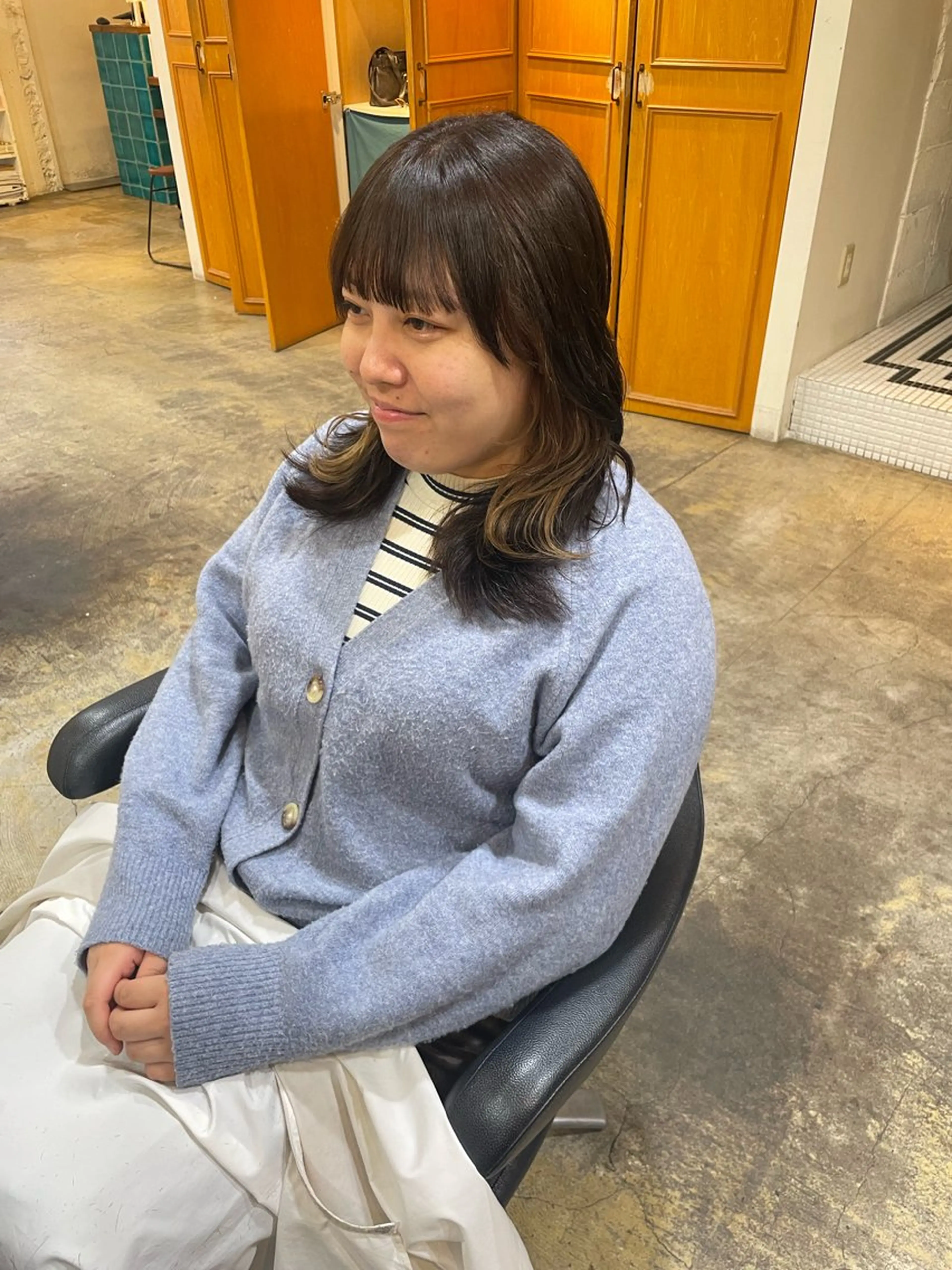 セミロング カラー イヤリングカラー ヘアカラー トリートメント MIOベージュカラー 柔らかいカラーのヘアスタイル