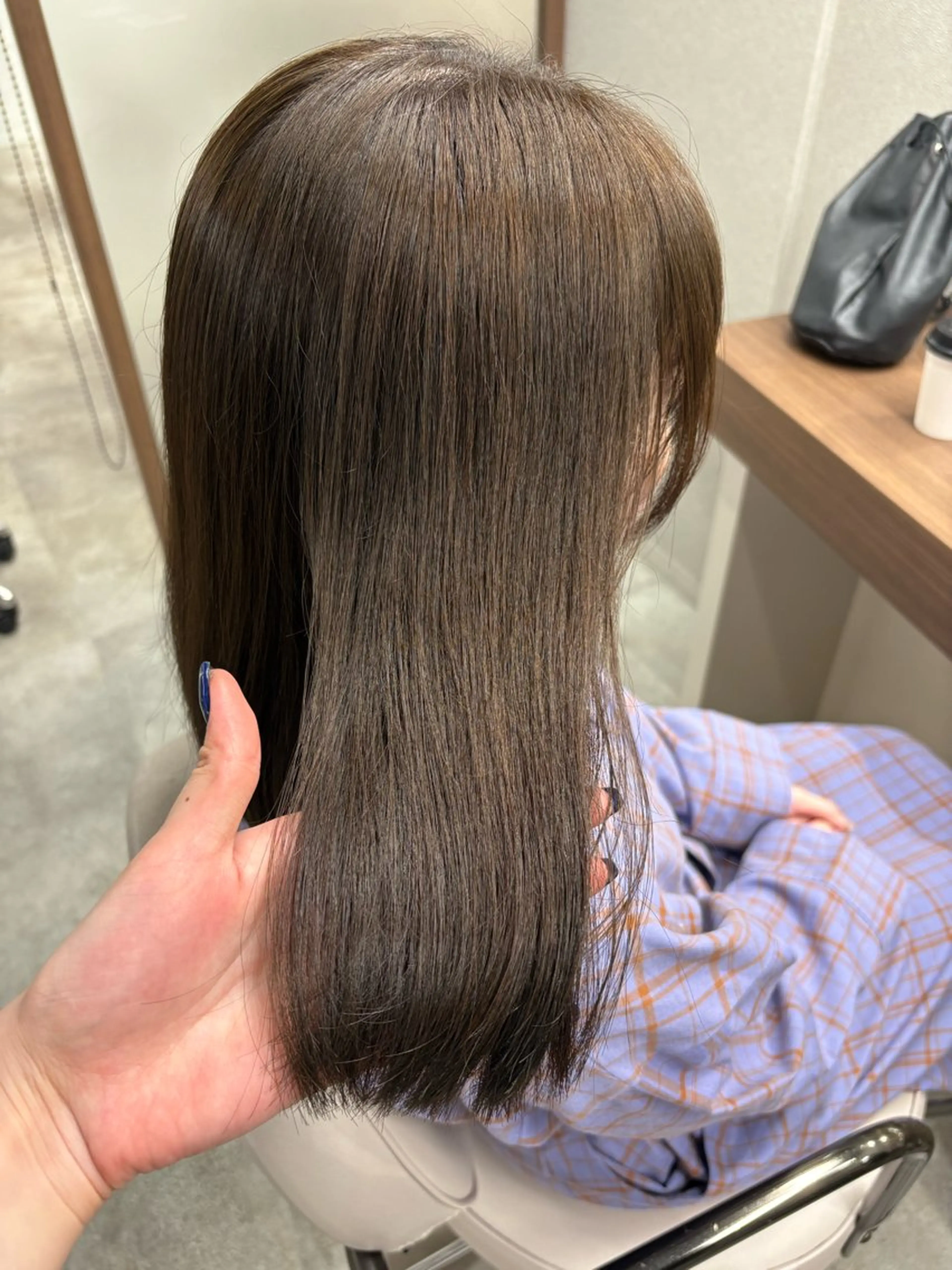 ミディアム チョコレートブラウン くびれヘア 顔周りカット 卒業式のヘアスタイル 学生 ヘアカラー トリートメント SeiRa☪️ 艶髪 / 透明感のヘアスタイル