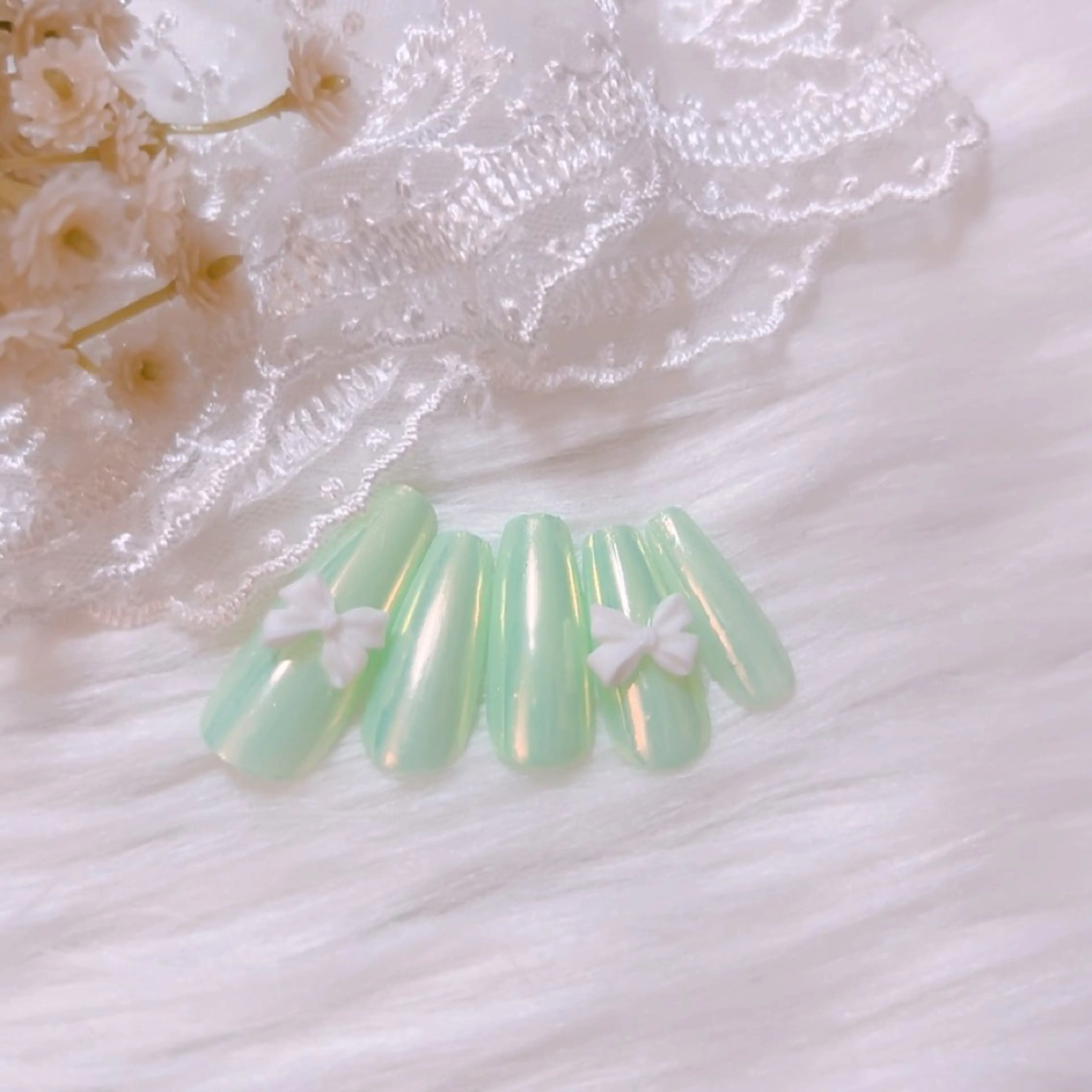 ネイル オーロラネイル グリーン ハンドネイル Charlie 🖤のネイルデザイン