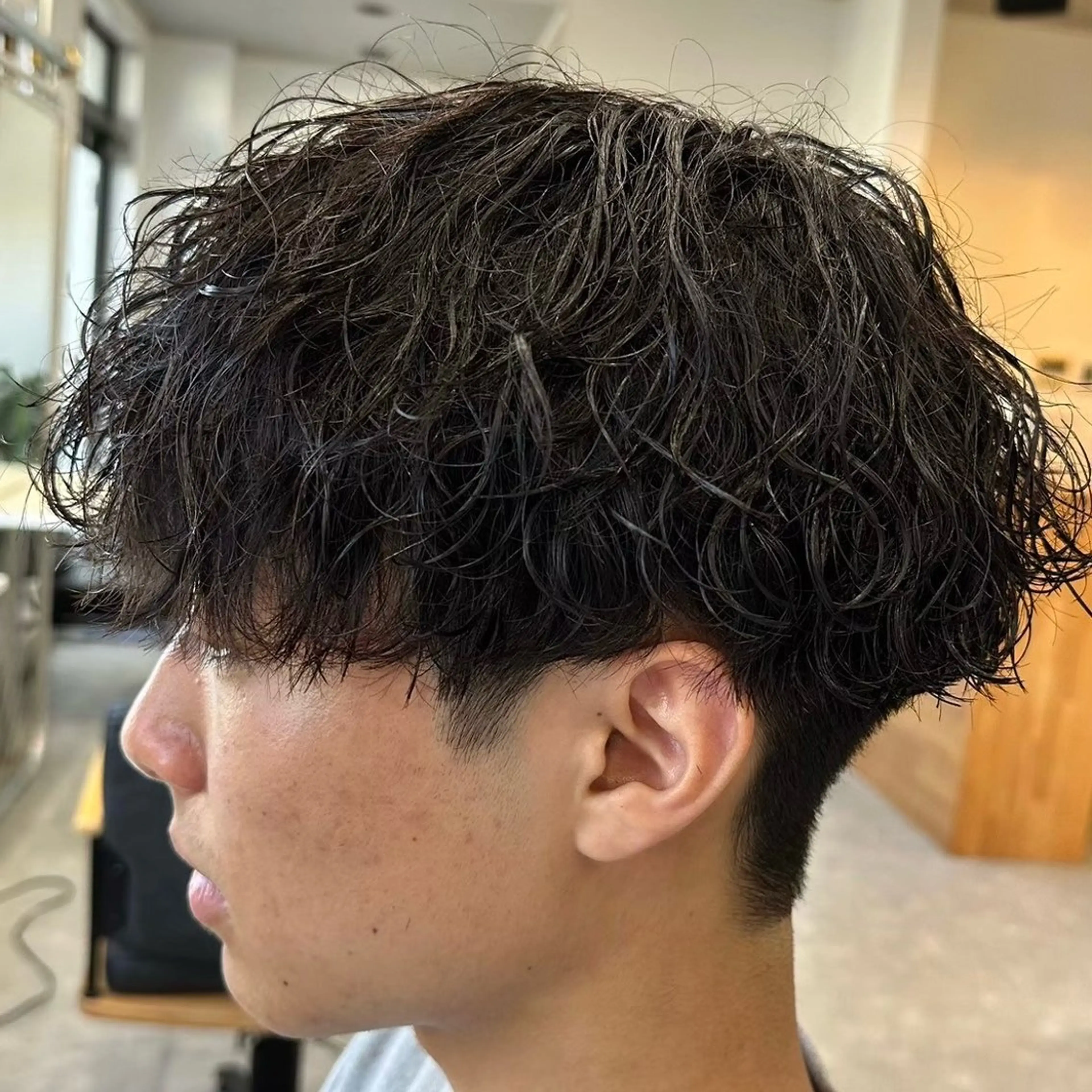 ミディアム パーマ メンズ ミディアムパーマ メンズパーマ 波巻きパーマ スパイラルパーマ FeU【フゥ】所属・メンズパーマ WATARUのヘアスタイル