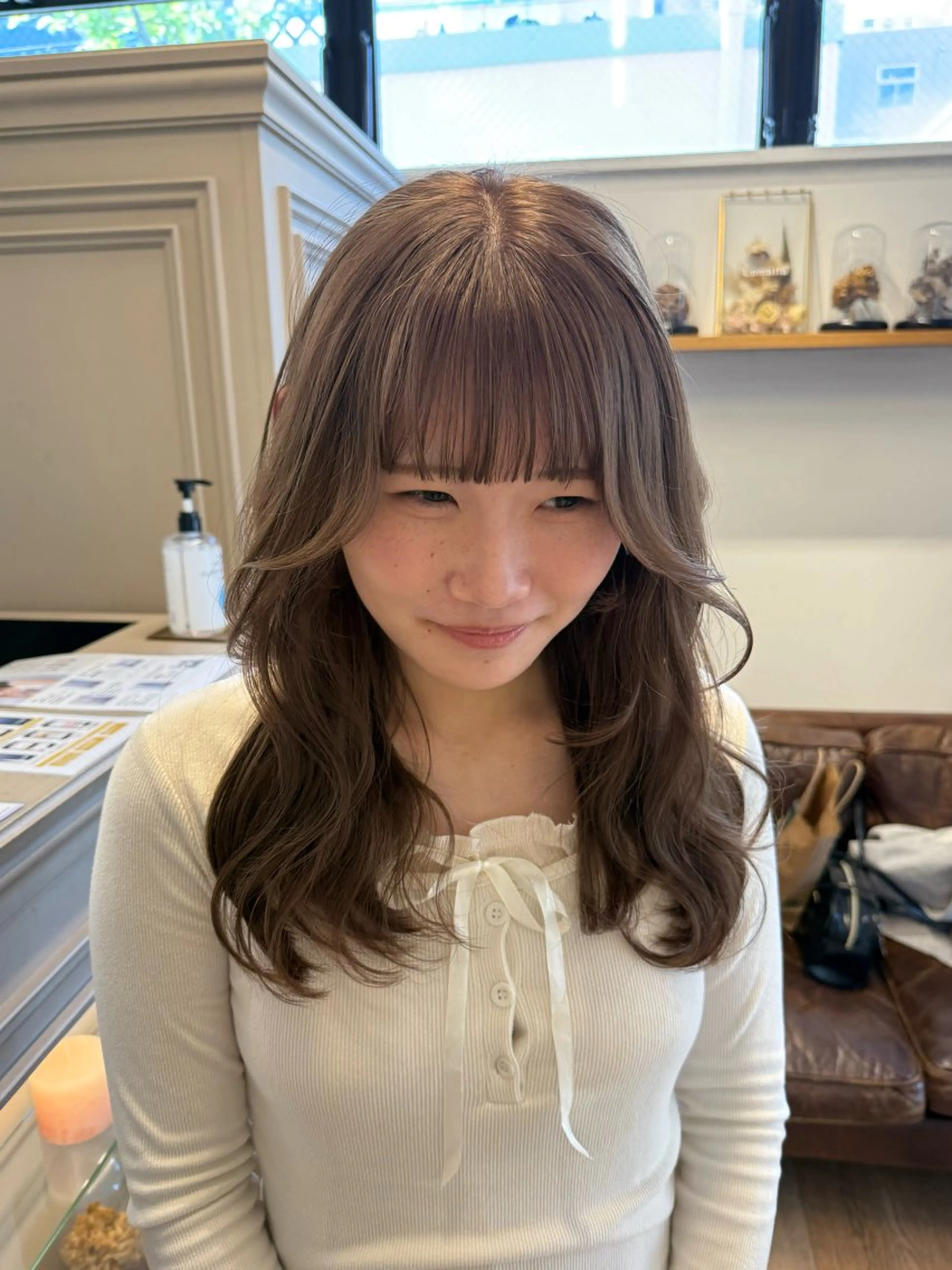 セミロング カラー ミルクティー× グレージュMOMOのヘアスタイル