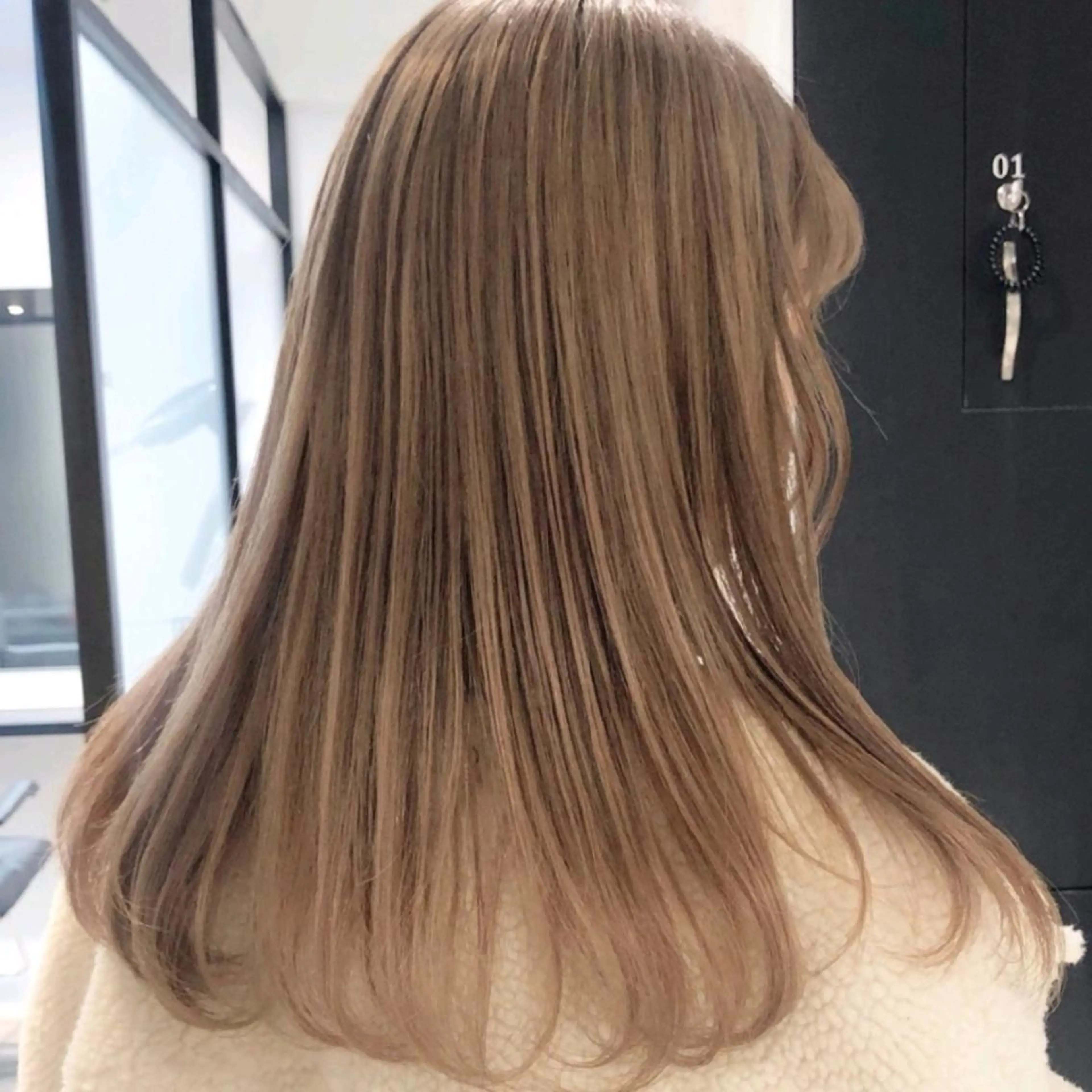 セミロング カラー 艶髪／オリーブ系／ 肌が綺麗に見えるお色のヘアスタイル