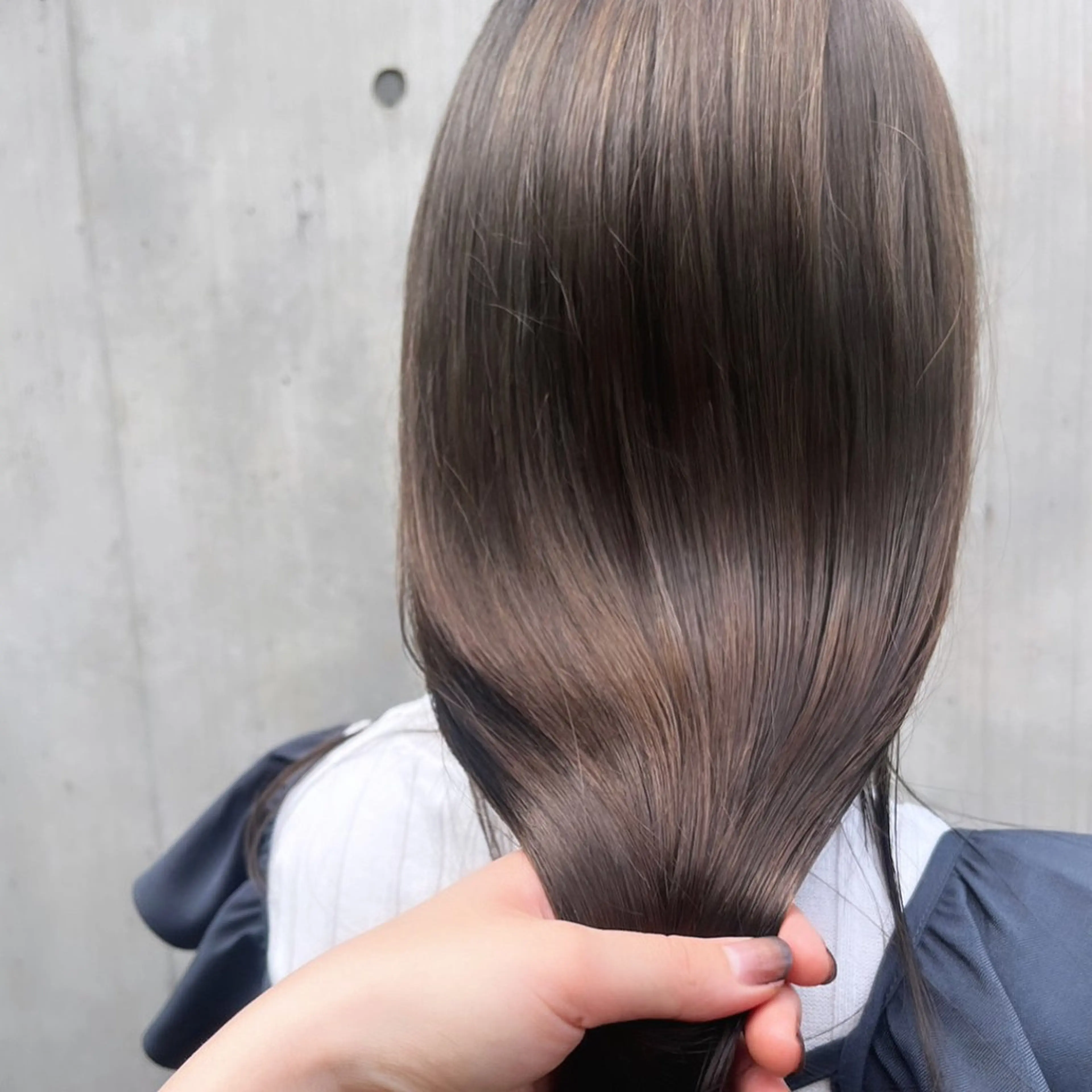 セミロング カラー ベージュカラー ブラウンカラー 透明感カラー グレージュ オリーブベージュ ヘアカラー トリートメント ヘッドスパ ヘアセット カジュアルを女っぽく 𝗮𝘆𝗮𝗰𝗼のヘアスタイル