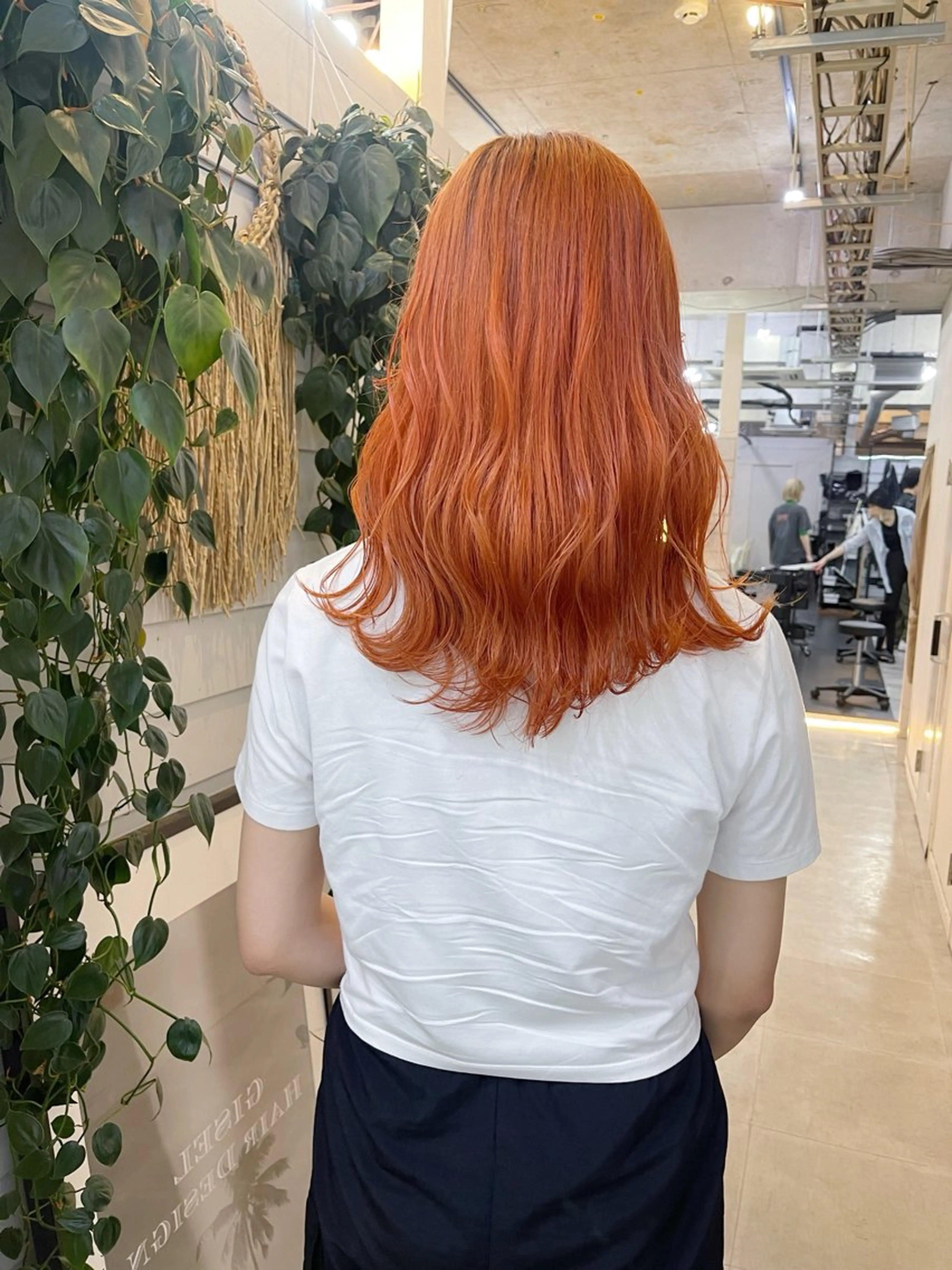 セミロング カラー ブリーチ ケアブリーチ オレンジ ヘアカラー トリートメント AiM 大名　似合わせカットのヘアスタイル