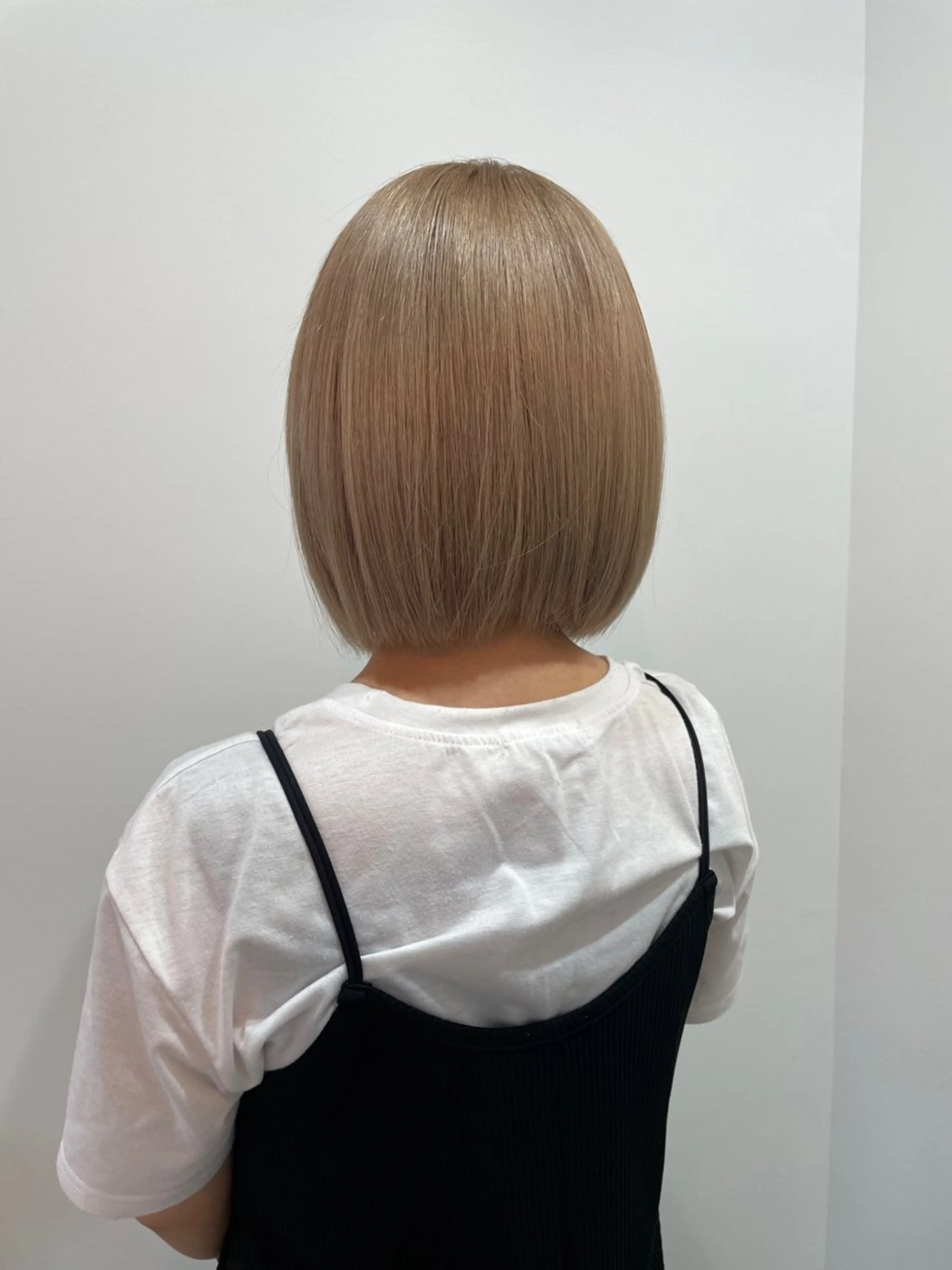 ミディアム カラー 切りっぱなしボブ レイヤー/縮毛矯正のヘアスタイル