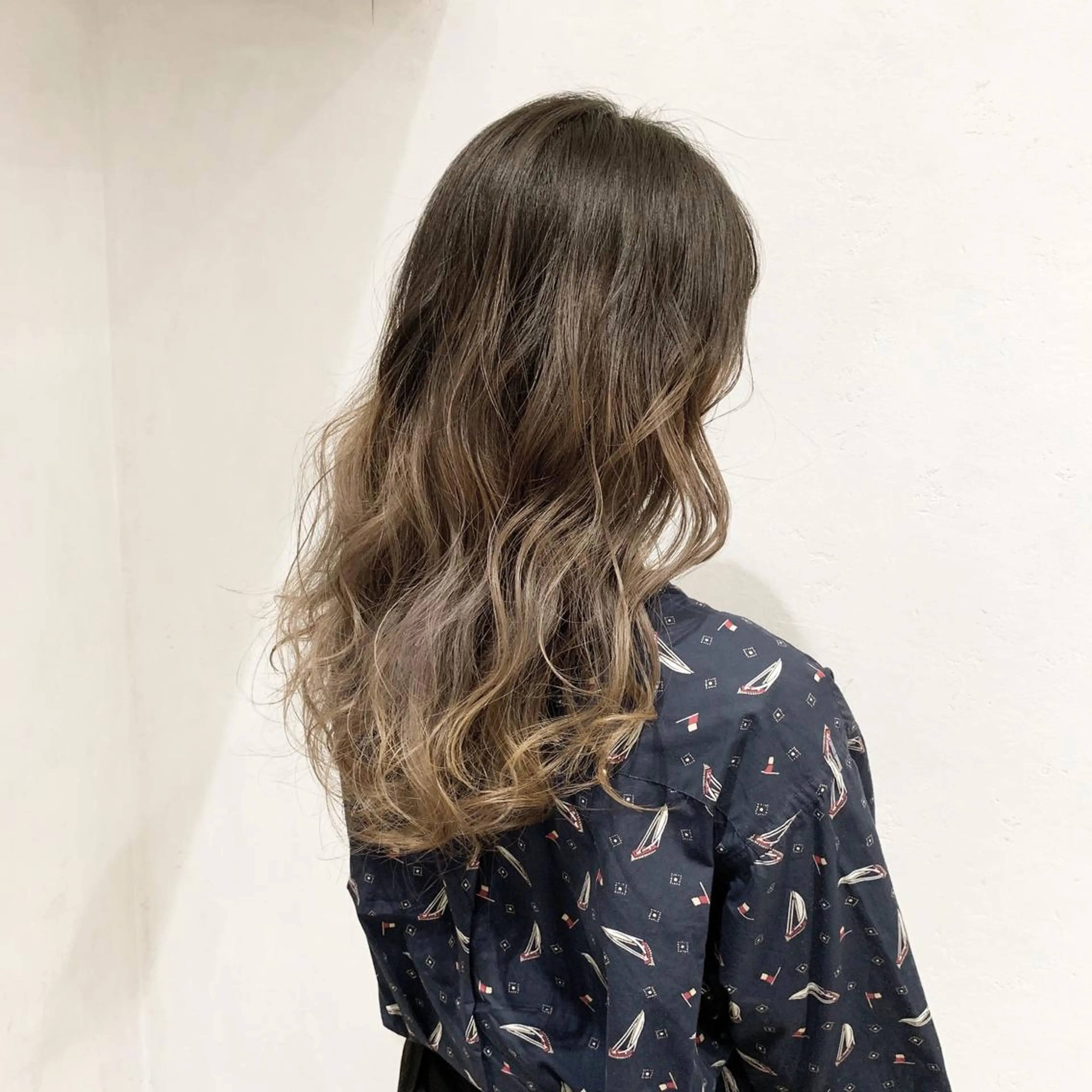 ロング カラー ヘアアレンジ グラデーションカラー グレージュ TATSUYA アートディレクターのヘアスタイル