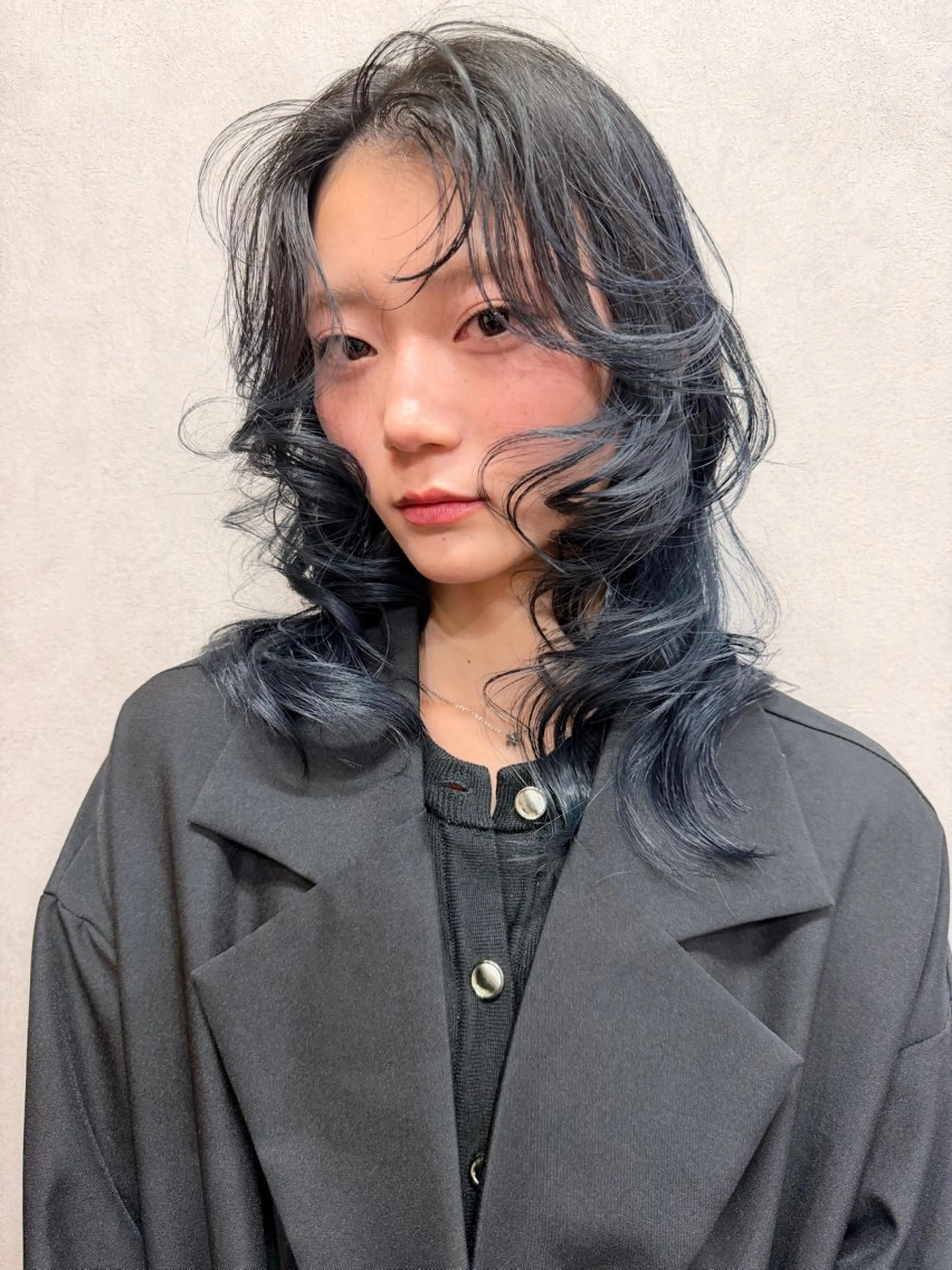 ミディアム カラー 黒髪 ブルーカラー ブルーブラック レイヤーカット カット ヘアカラー トリートメント AiM 大名　似合わせカットのヘアスタイル