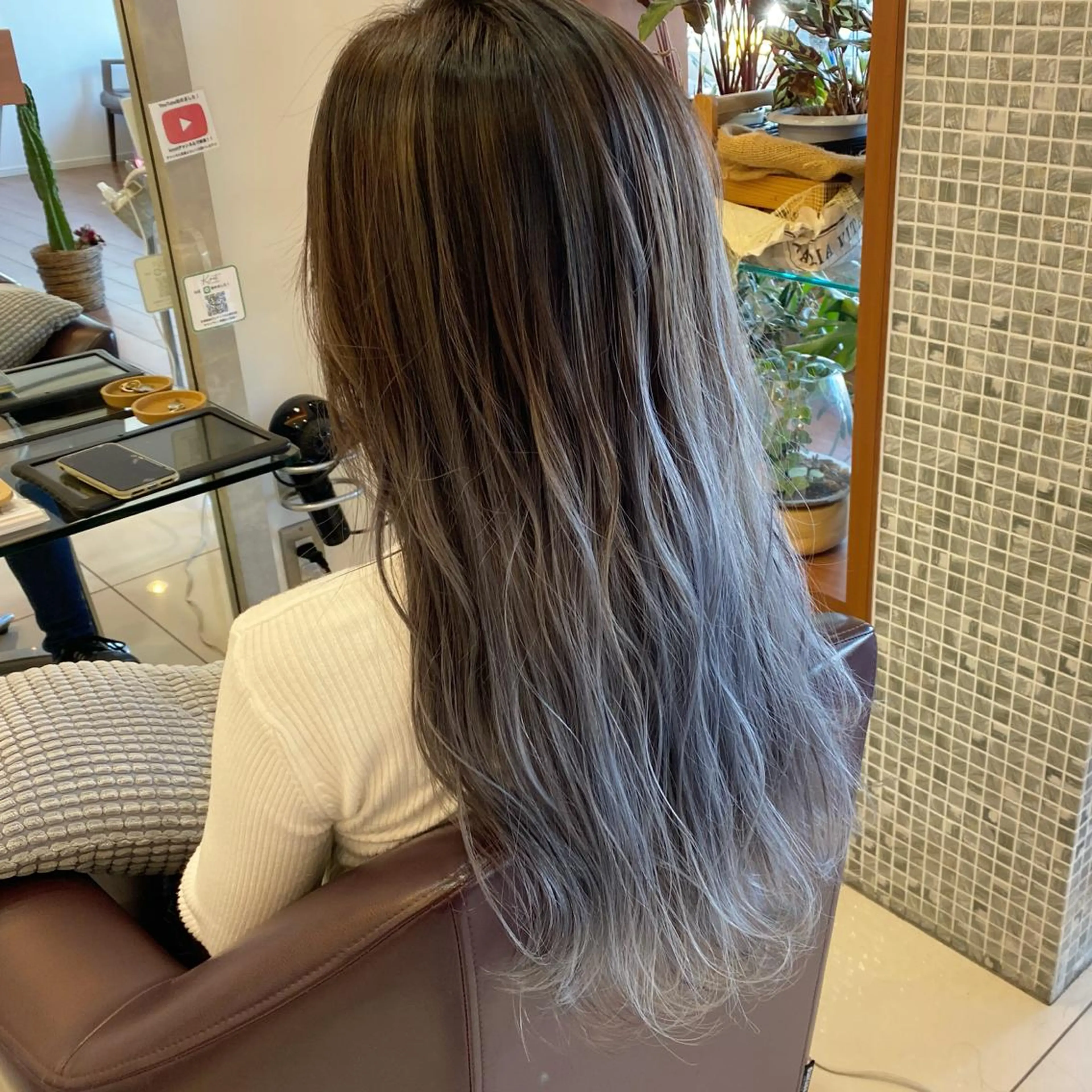 ロング カラー アッシュ バレイヤージュ 透明感カラー シルバー シルバーアッシュ カット ヘアカラー トリートメント 鈴木 翔梧のヘアスタイル