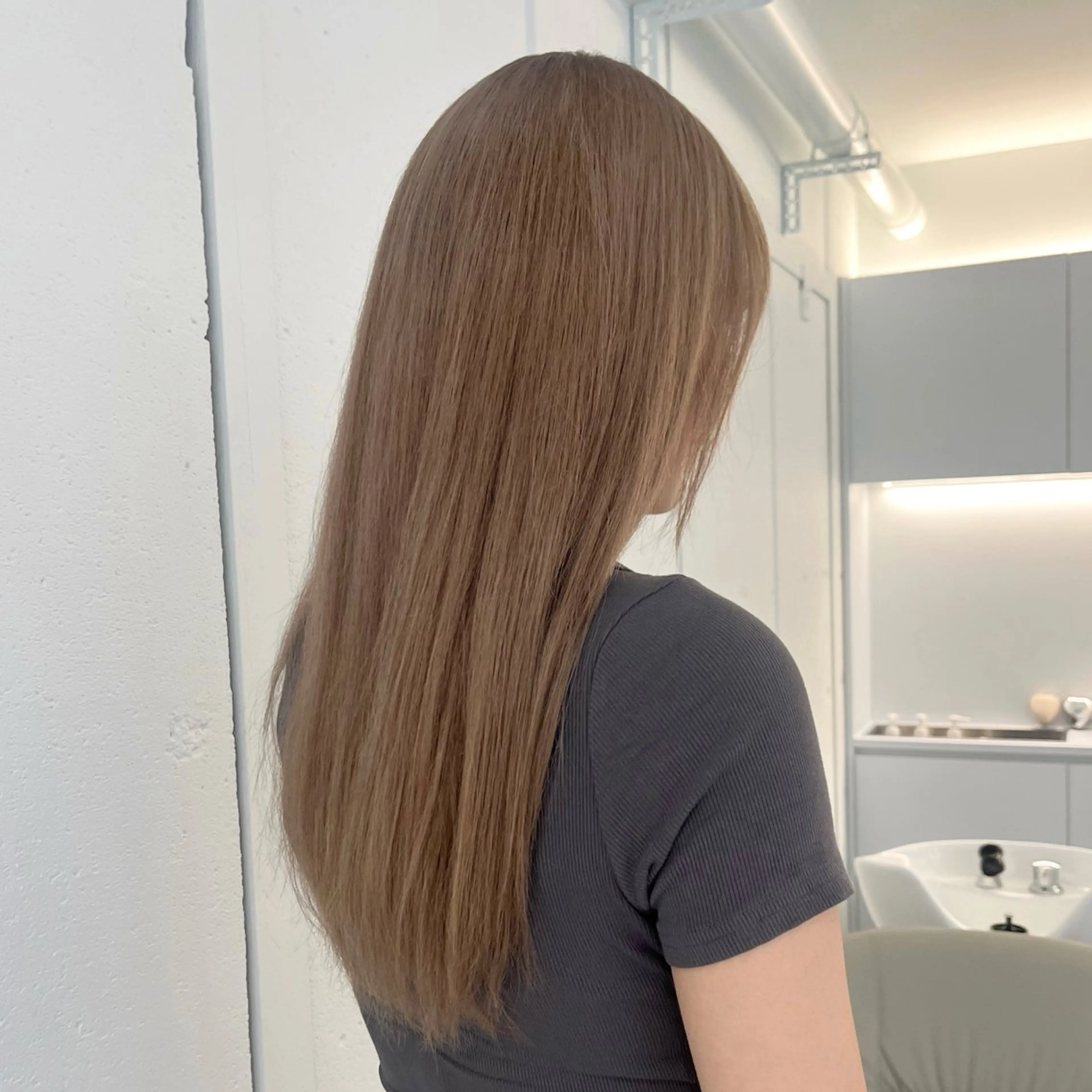 ロング カラー ベージュカラー ミルクティーベージュ ヘアカラー トリートメント 顔周りカット／透明感 カラー／Kurumeのヘアスタイル