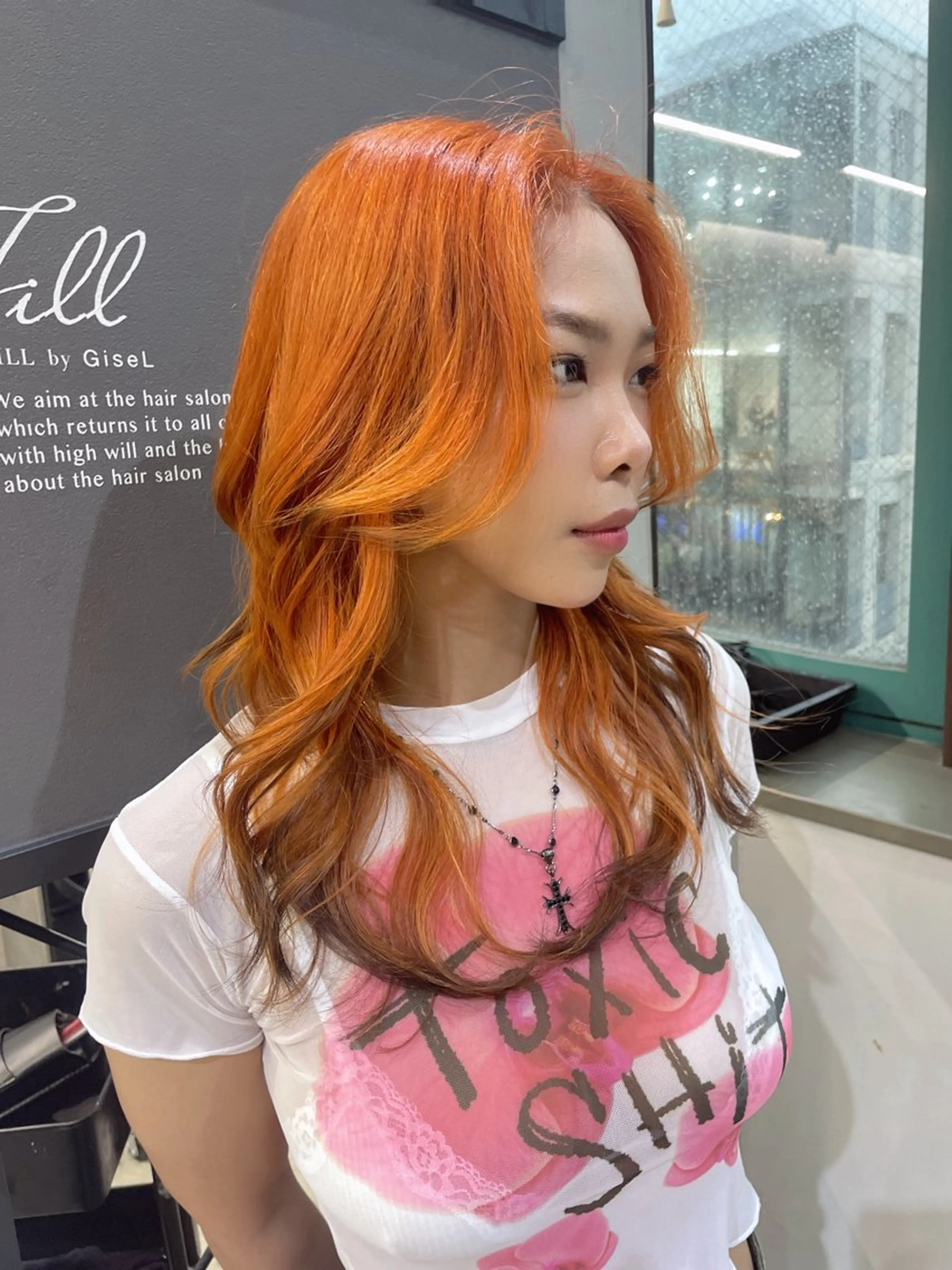 カラー デザインカラー オレンジ AIRI layer cut hairのヘアスタイル