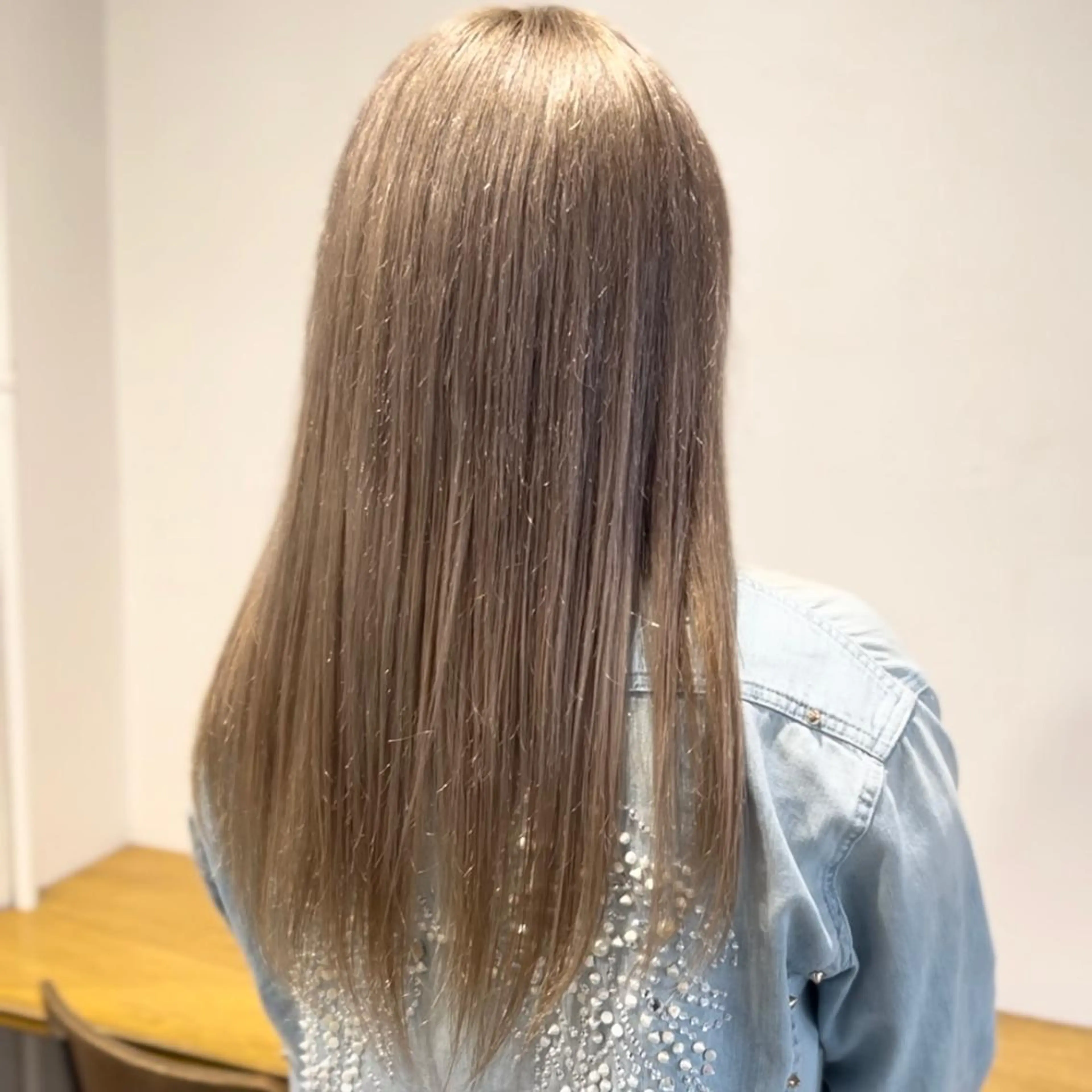 ロング カラー ベージュカラー デザインカラー ハイトーンカラー ミルクティーベージュ ヘアカラー トリートメント ヘッドスパ ヘアセット オカベ ショウマのヘアスタイル