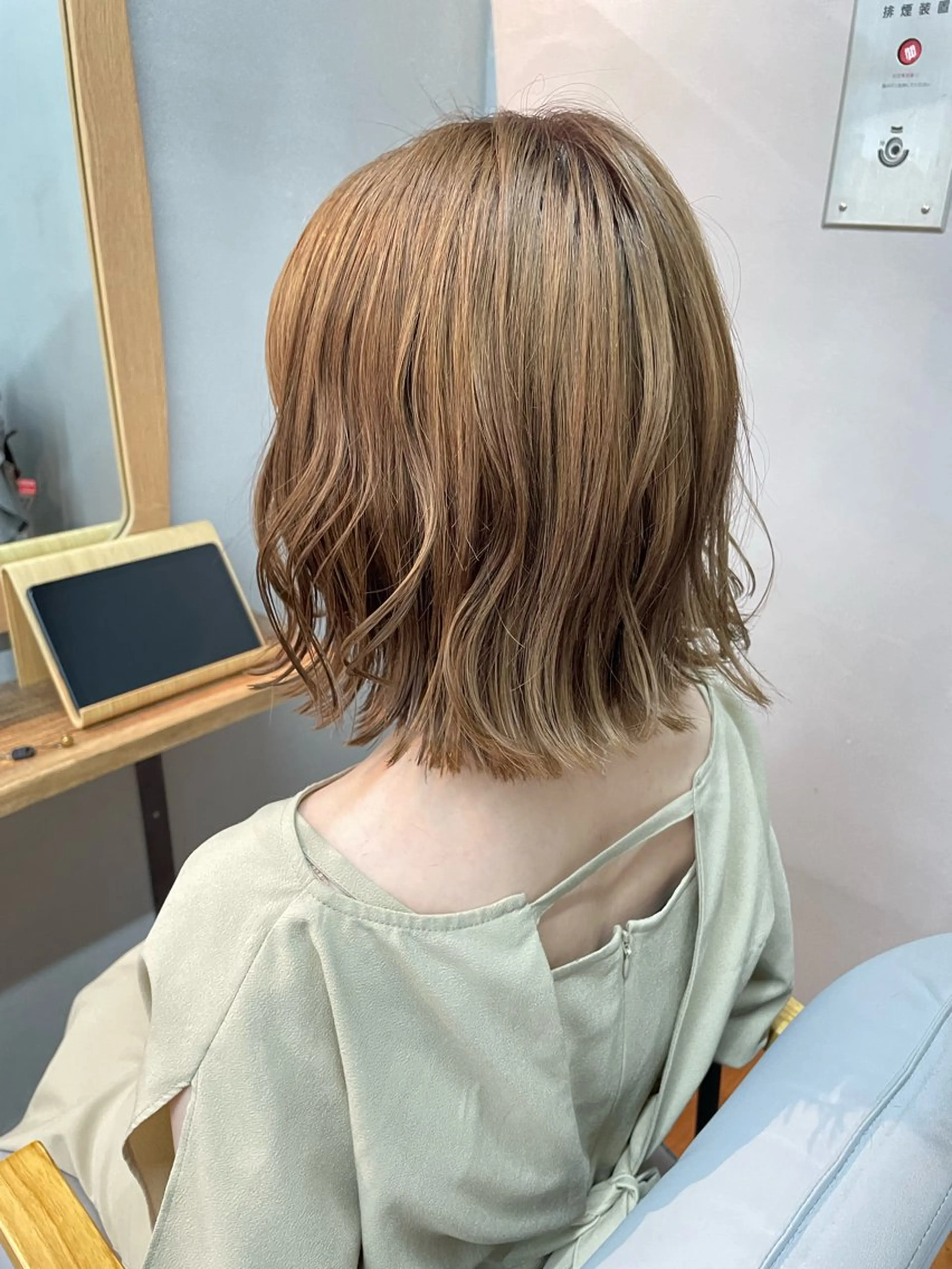 ショート カラー ベージュカラー ブリーチ ボブ カット ヘアカラー トリートメント 女性リピ90%🍨 🩷佐藤みずきのヘアスタイル