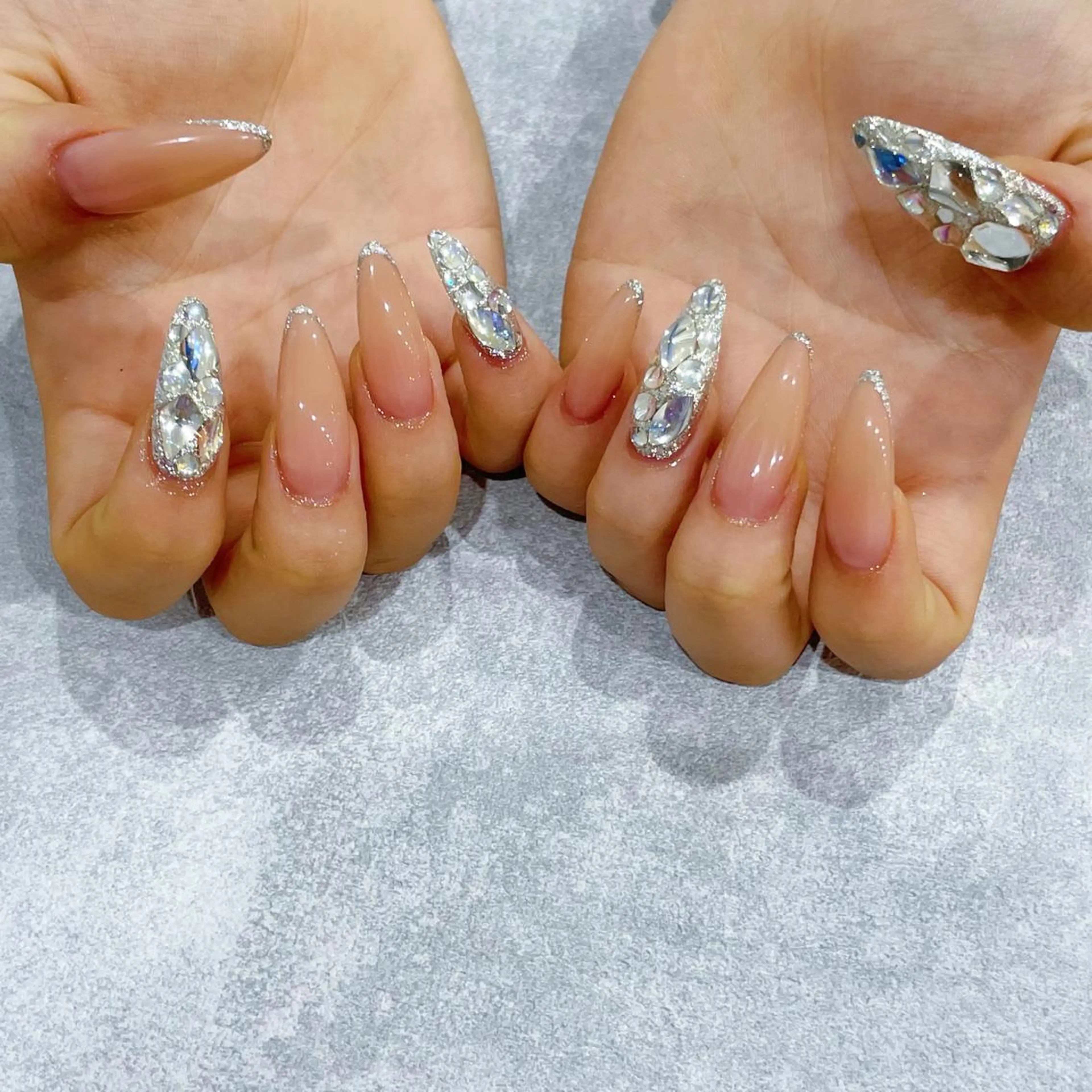 ネイル キラキラネイル ロングネイル Rediant Salonのネイルデザイン