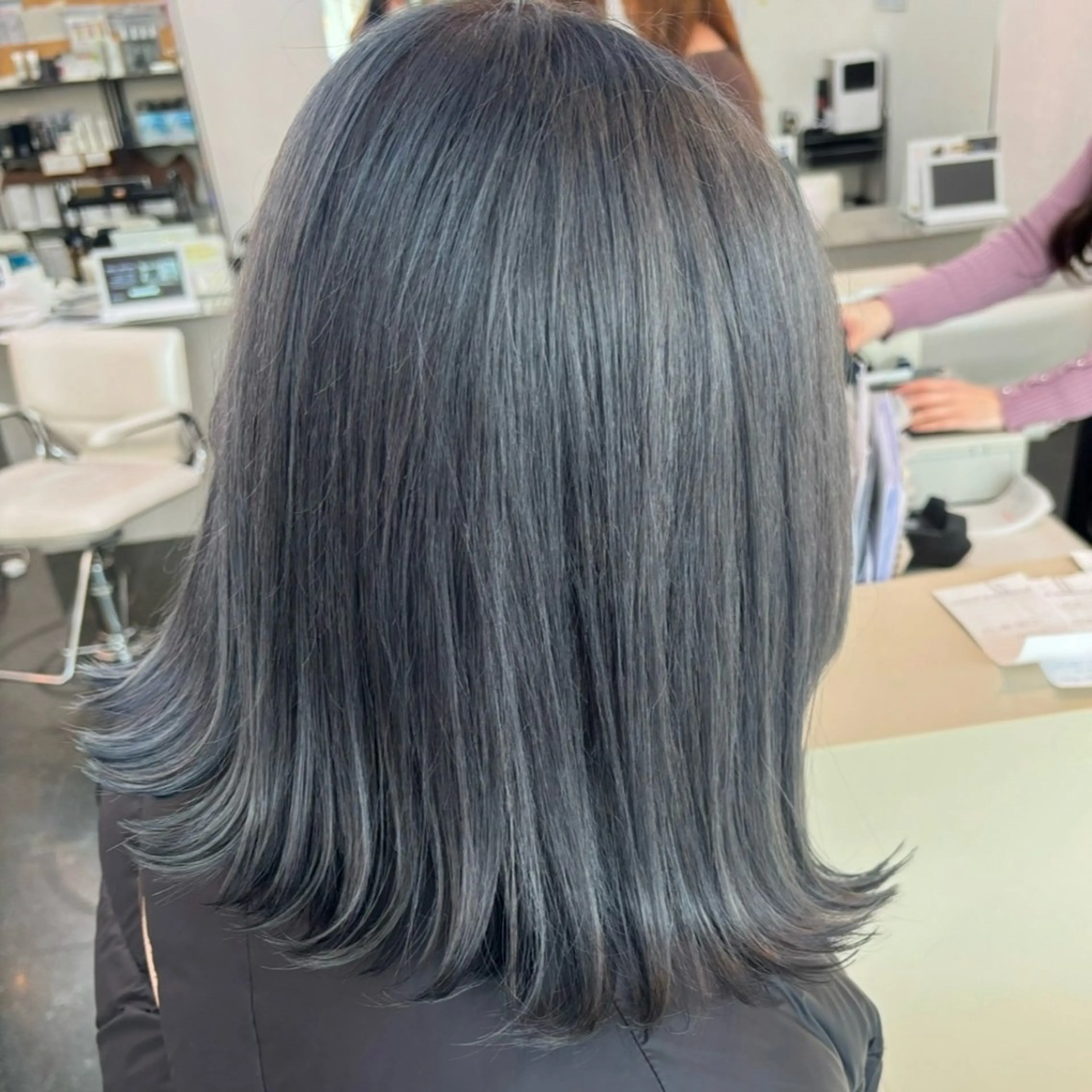 ミディアム カラー 黒髪 ブリーチ ブルーカラー ブルーブラック ブルージュ 髪質改善カラー| Yukino🫧のヘアスタイル