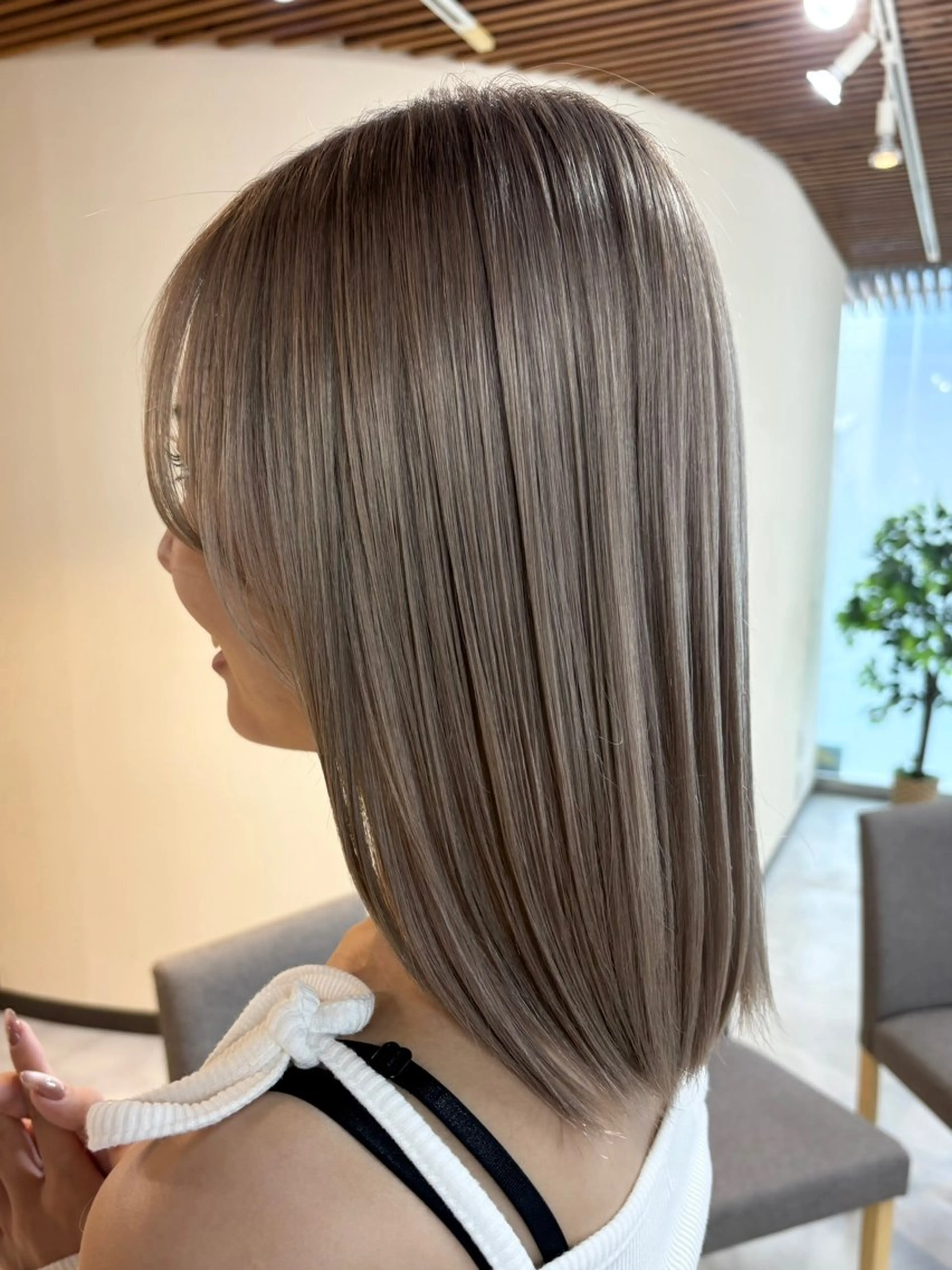 ミディアム アッシュ 宮本 いぶきのヘアスタイル