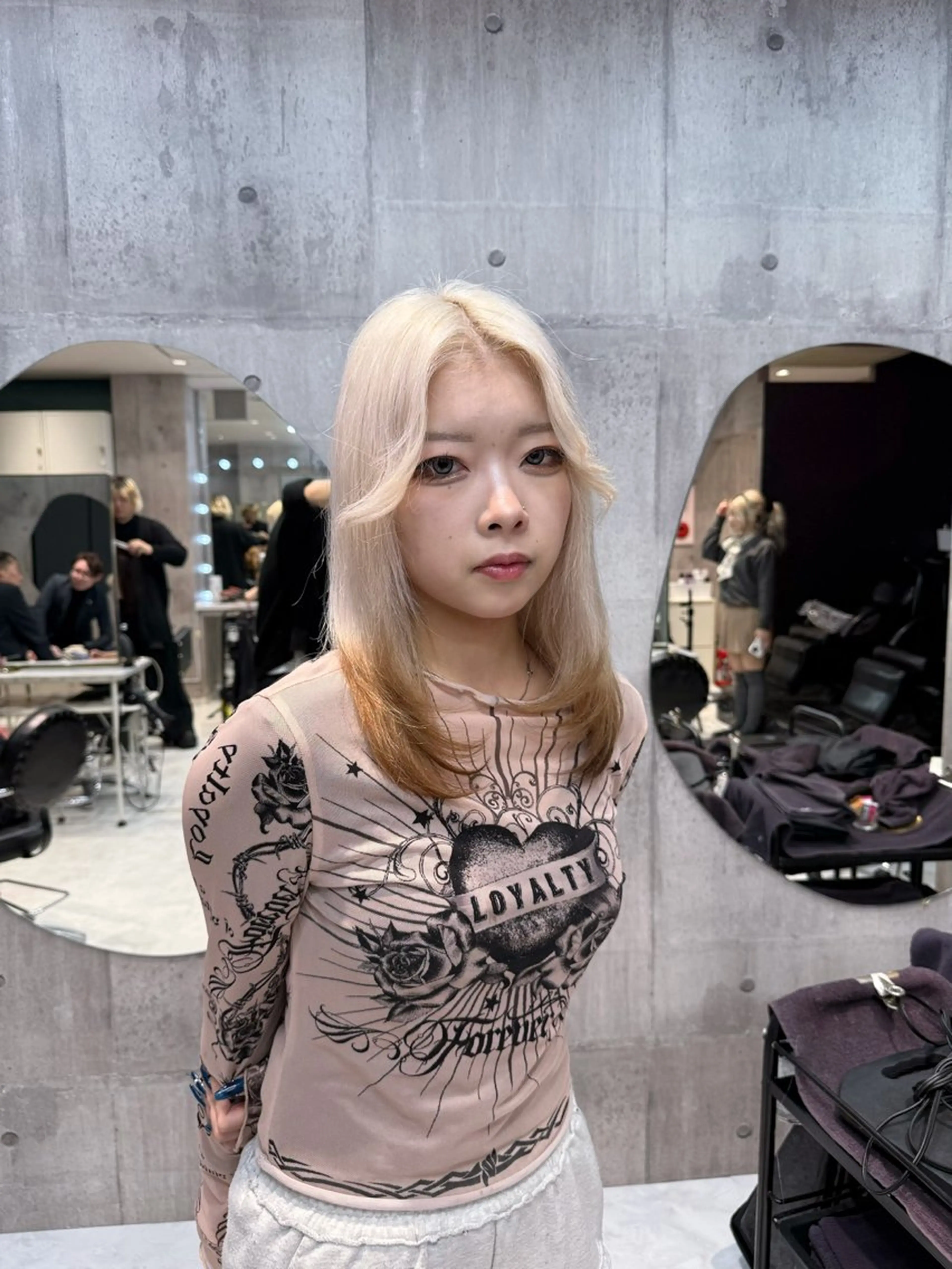 ミディアム カラー ヘアアレンジ ベージュカラー ブリーチ ブロンド デザインカラー ミルクティーベージュ ヘアカラー 【🥀履歴修正🥀】 ハイトーン職人/拓真のヘアスタイル