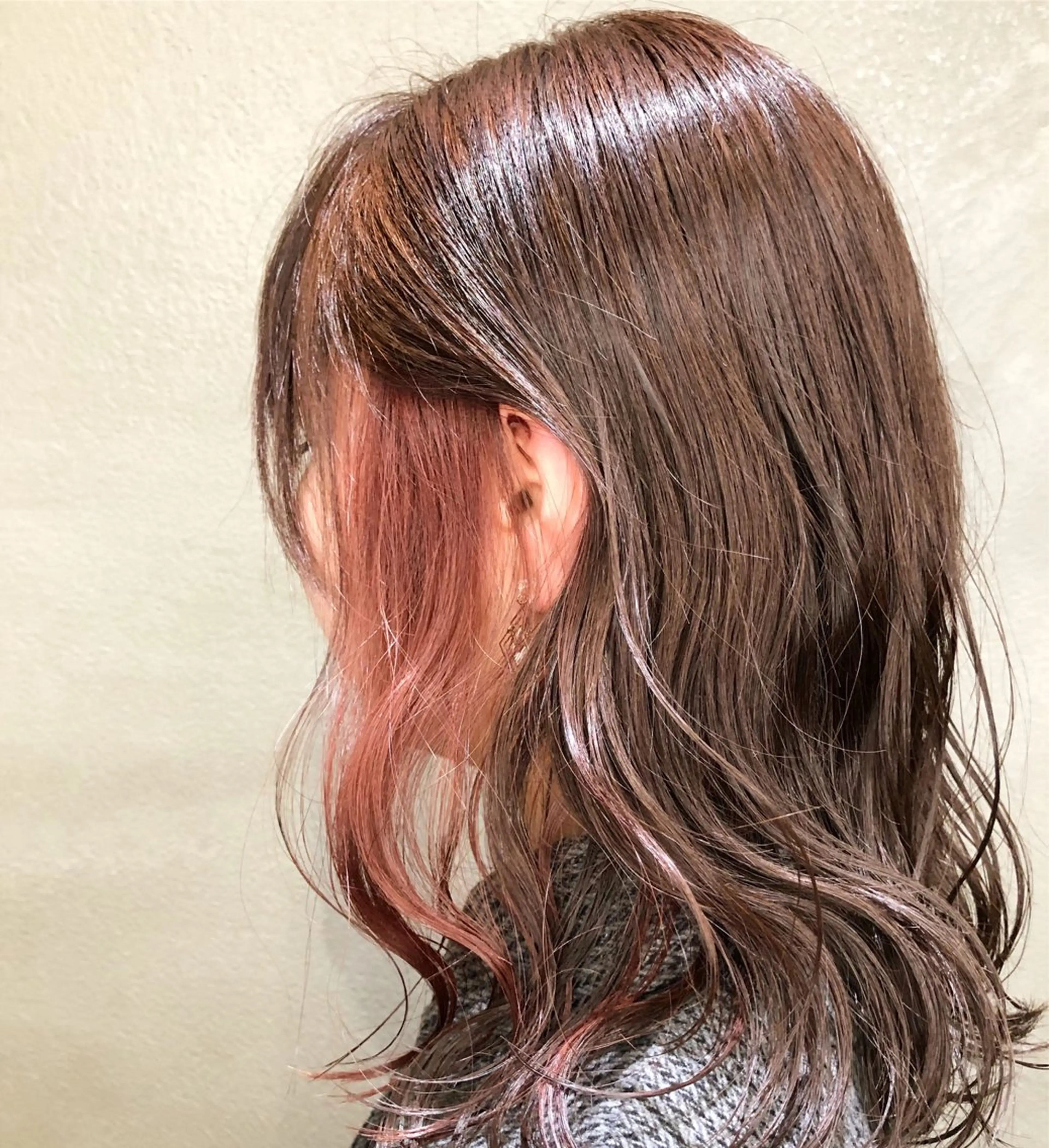セミロング カラー ブラウンカラー イヤリングカラー ピンクカラー ピンクブラウン カット ヘアカラー トリートメント くまがい みゆ【edge.】のヘアスタイル