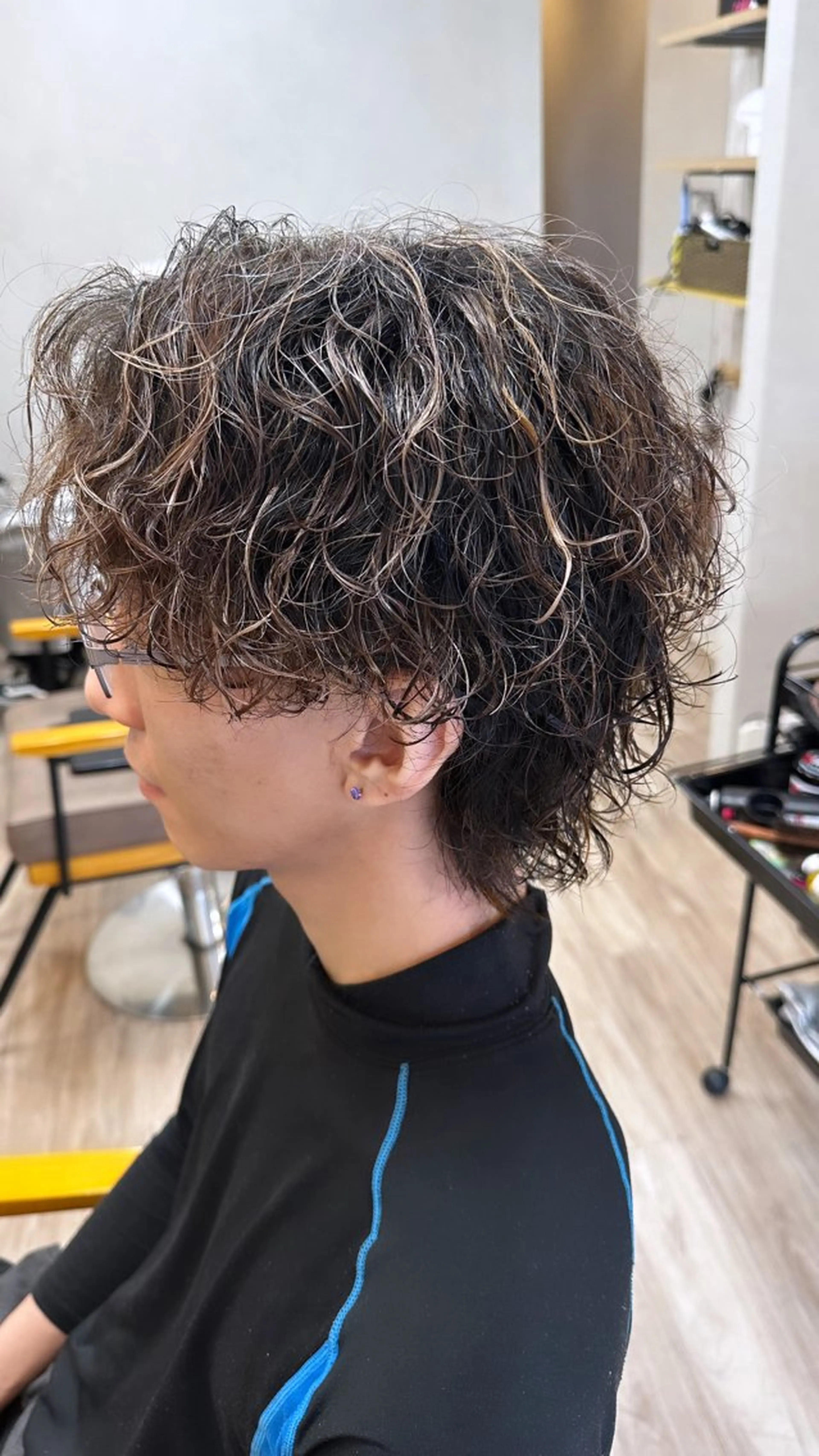 ミディアム カラー パーマ メンズ ミディアムパーマ メンズハイライト メンズパーマ メンズウルフカット ハイライトカラー カット ヘアカラー トリートメント TELA HAIR 副代表RIKUのヘアスタイル