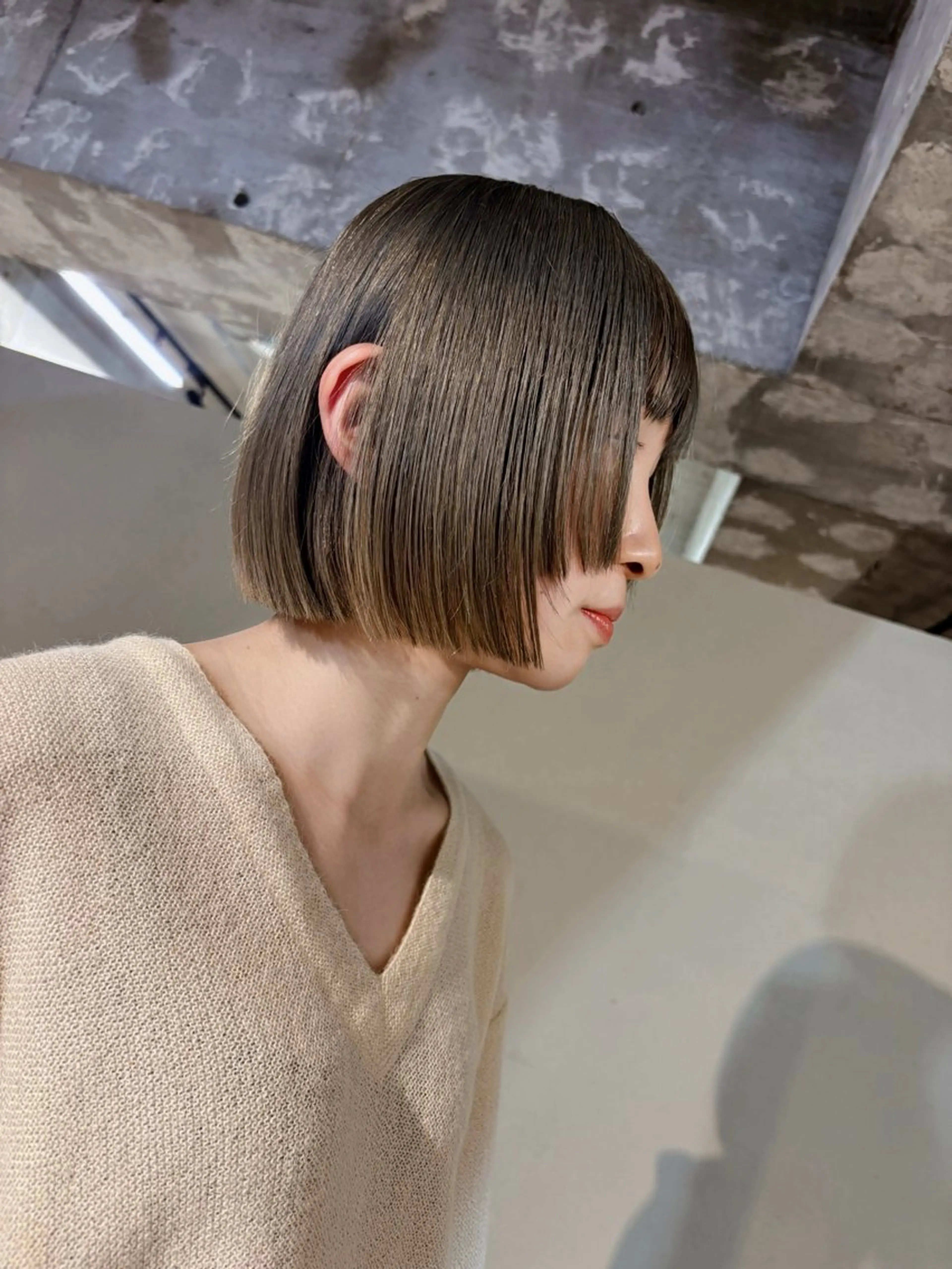 ショート カラー 艶ブリーチカラー 美髪ストレートのヘアスタイル